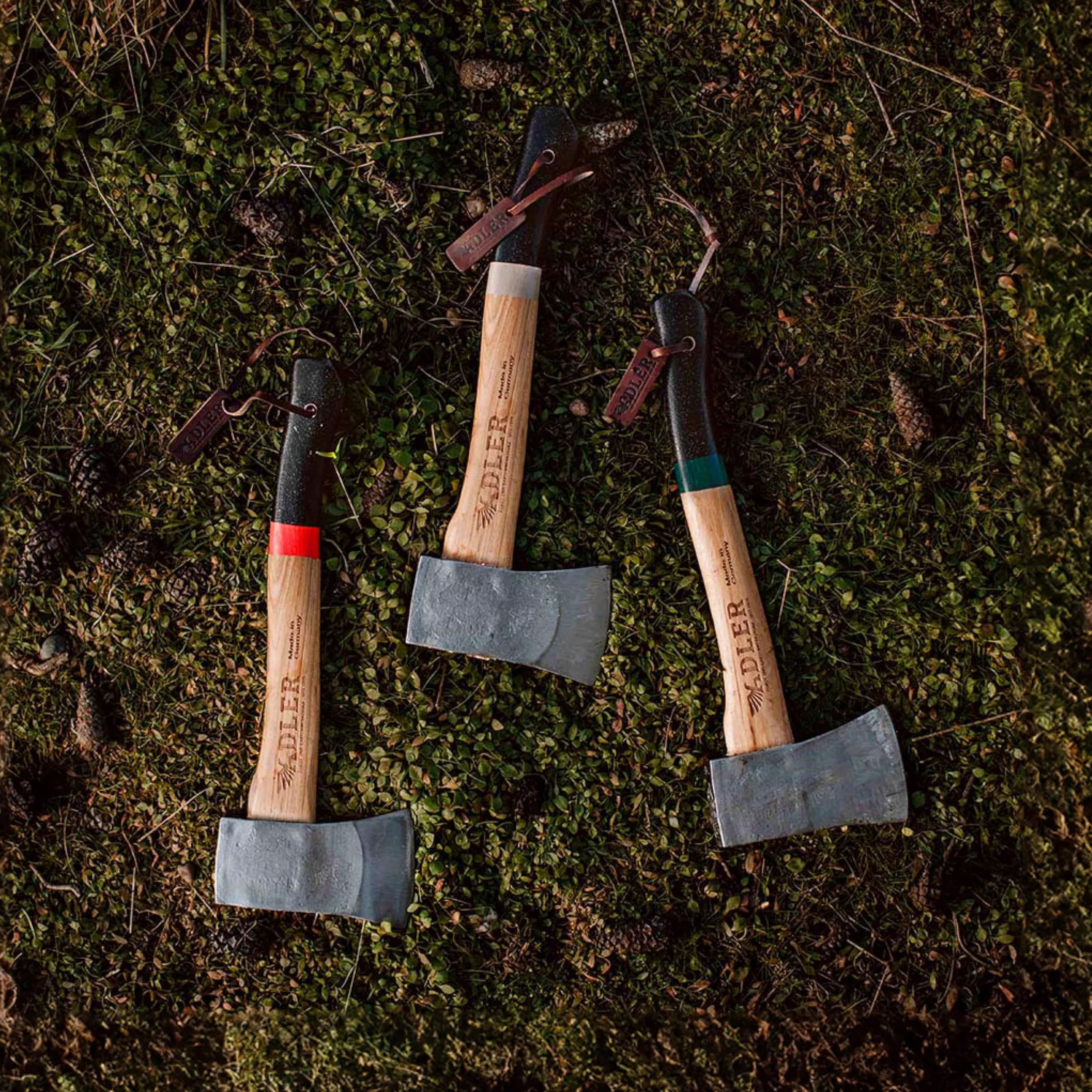 Adler Yankee Hatchet – alemán fabricado con un mango de 15 pulgadas recubierto con pintura de agarre antideslizante – 1,5 libras de peso de la cabeza Funda de piel y bolsa de almacenamiento de