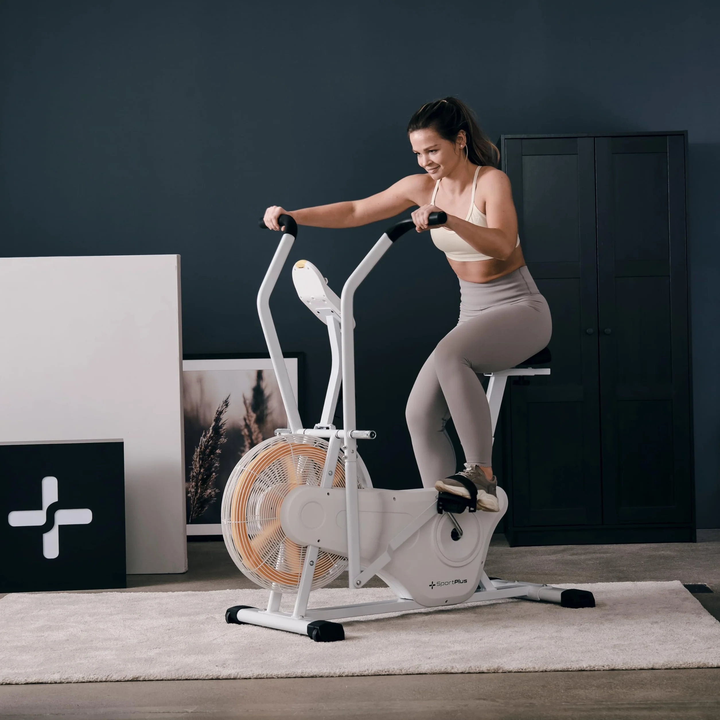 SportPlus | Professional Air Bike con resistencia de aire, opcionalmente con compatibilidad con app, bicicleta estática para HIIT, ordenador de entrenamiento inteligente, cargable hasta 135 kg.