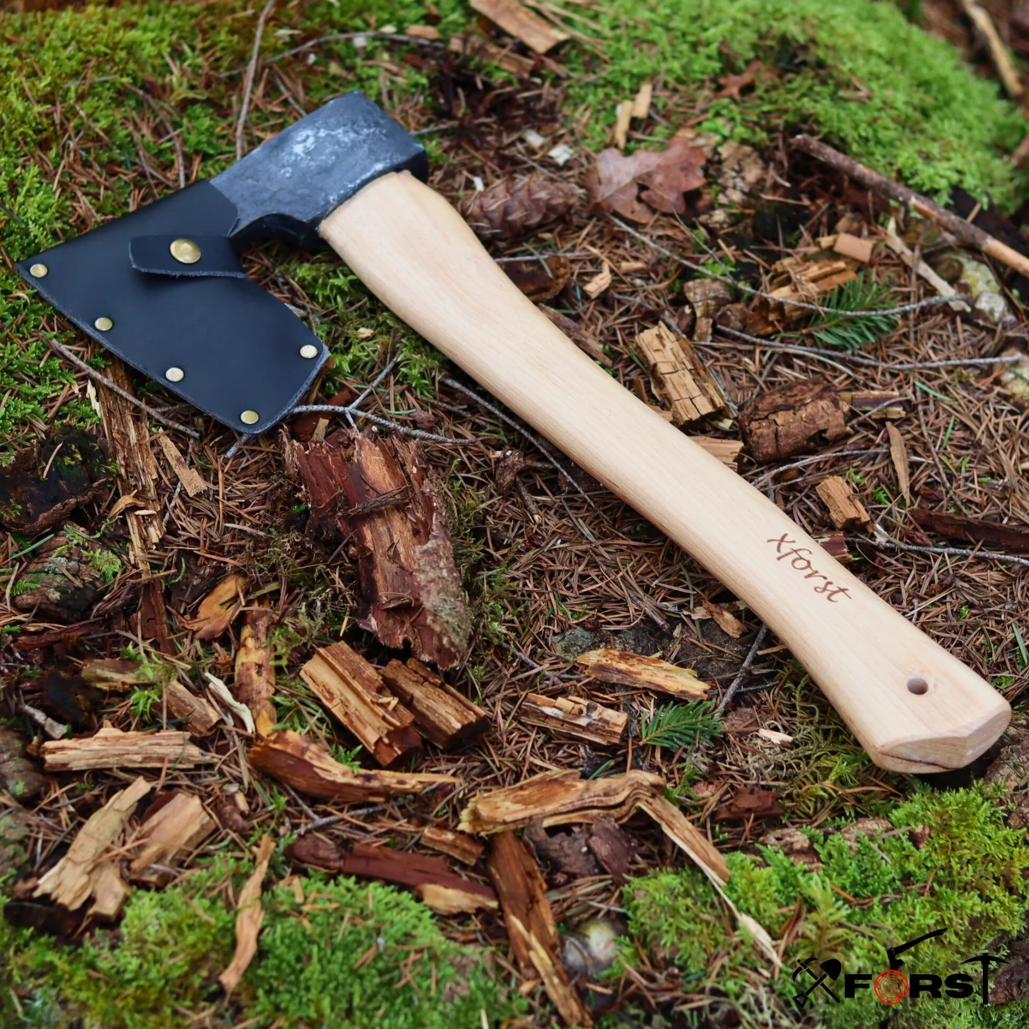 Xforst Hacha vikinga, hacha de supervivencia de acero al carbono forjado, hacha de mano con mango de madera de nogal y protector de corte de piel auténtica, 38 cm de longitud, 0,75 kg de peso, modelo