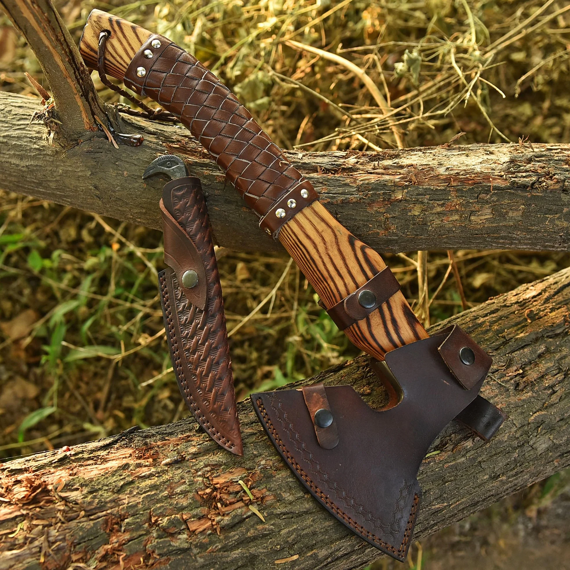 Hacha vikinga hecha a mano 2 en 1 con cuchillo cabeza de gallo, mango 48 cm madera arce, hoja acero carbono 1095, funda cuero