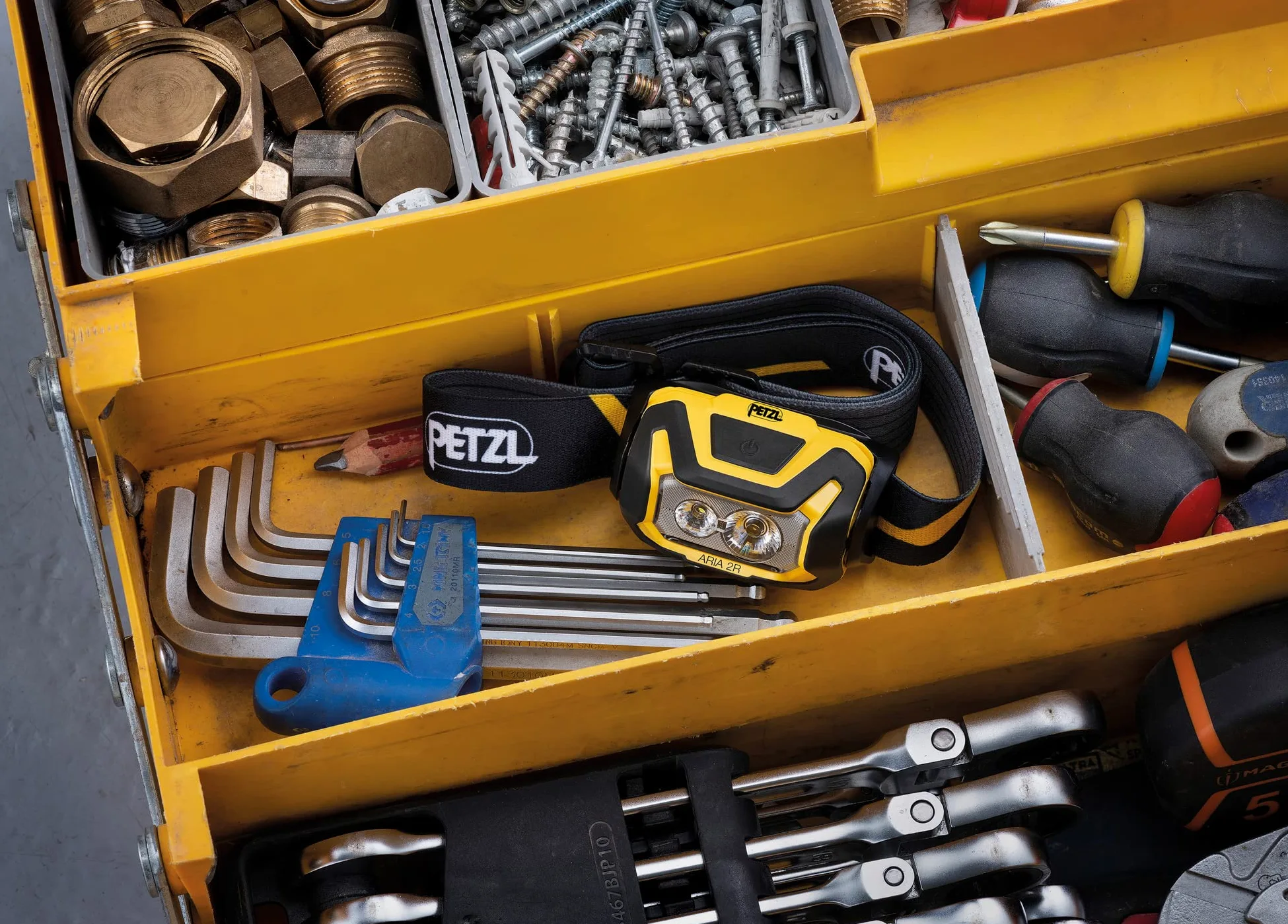 PETZL Distribution - Lámpara frontal compacta Aria 2R, impermeable, 450 lúmenes, camo-batería incluida, E071AA00 600