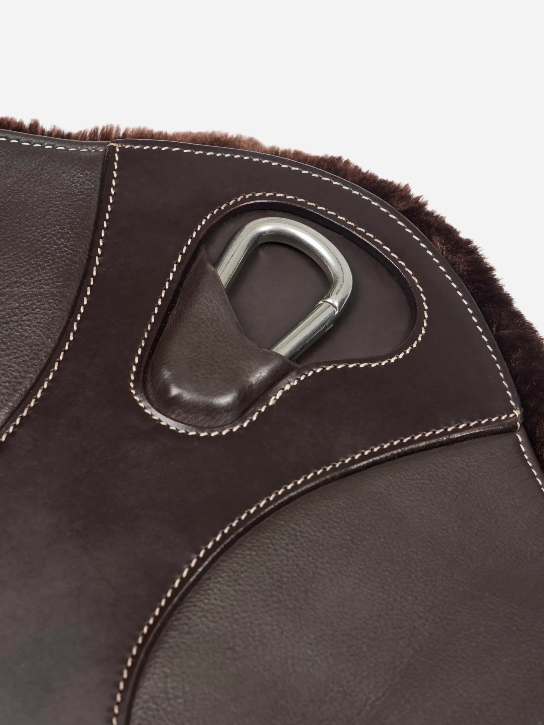LeMieux Arika Simuwool Contorneado Corto Perno Contorneado - Forma anatómica - Cuero suave y flexible - Clip de mosquetón central - Forro de Simuwool desmontable