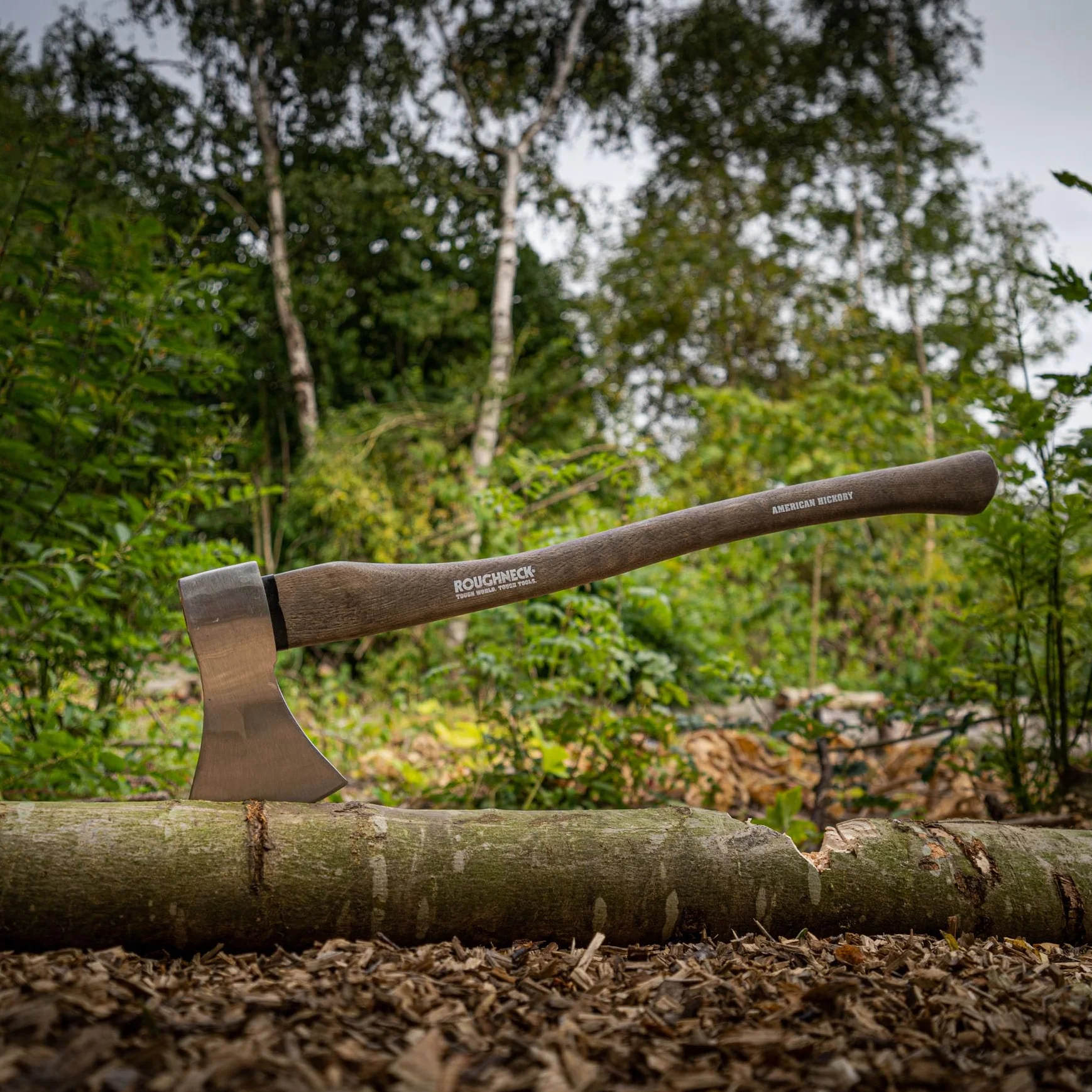 Roughneck ROU65673 Axt mit traditionellem Hickory-Stiel, gesenkgeschmiedet, wärmebehandelter Stahl mit schützender Segeltuchscheide – 1,25 kg (2¾lbs)