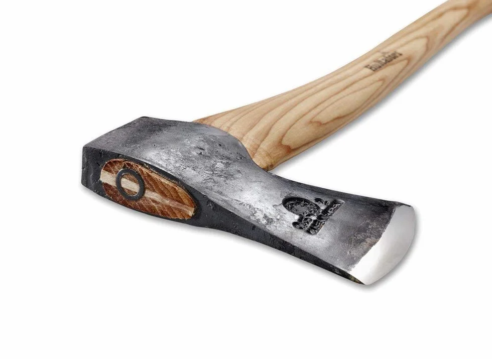Hacha de leñador forjada a Mano QVARFOT 650 mm I Hultafors I Forjada en Suecia I 1260g Hacha Premium con Mango de Madera de Nogal I Afilado escandinavo I Incluye Protector de Hoja de Cuero I 841720