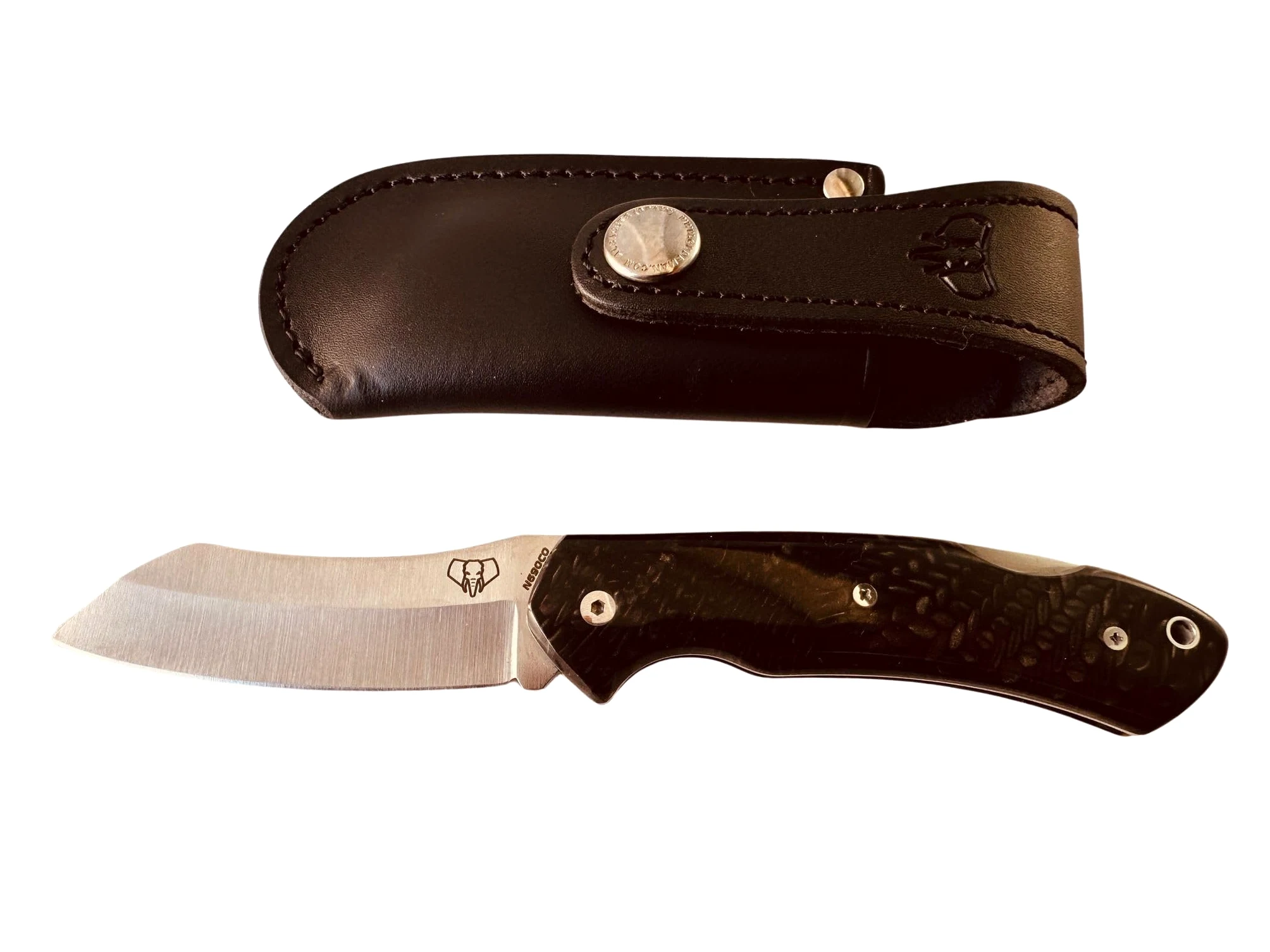 Navaja Cudeman Tundra 346-JR con hoja de acero Böhler N690Co de 8 cm de hoja y empuñadura de juma roja pulida de 10,8 cm para Caza, Pesca, Supervivencia + Portabotellas Regalo (Juma negra con funda)