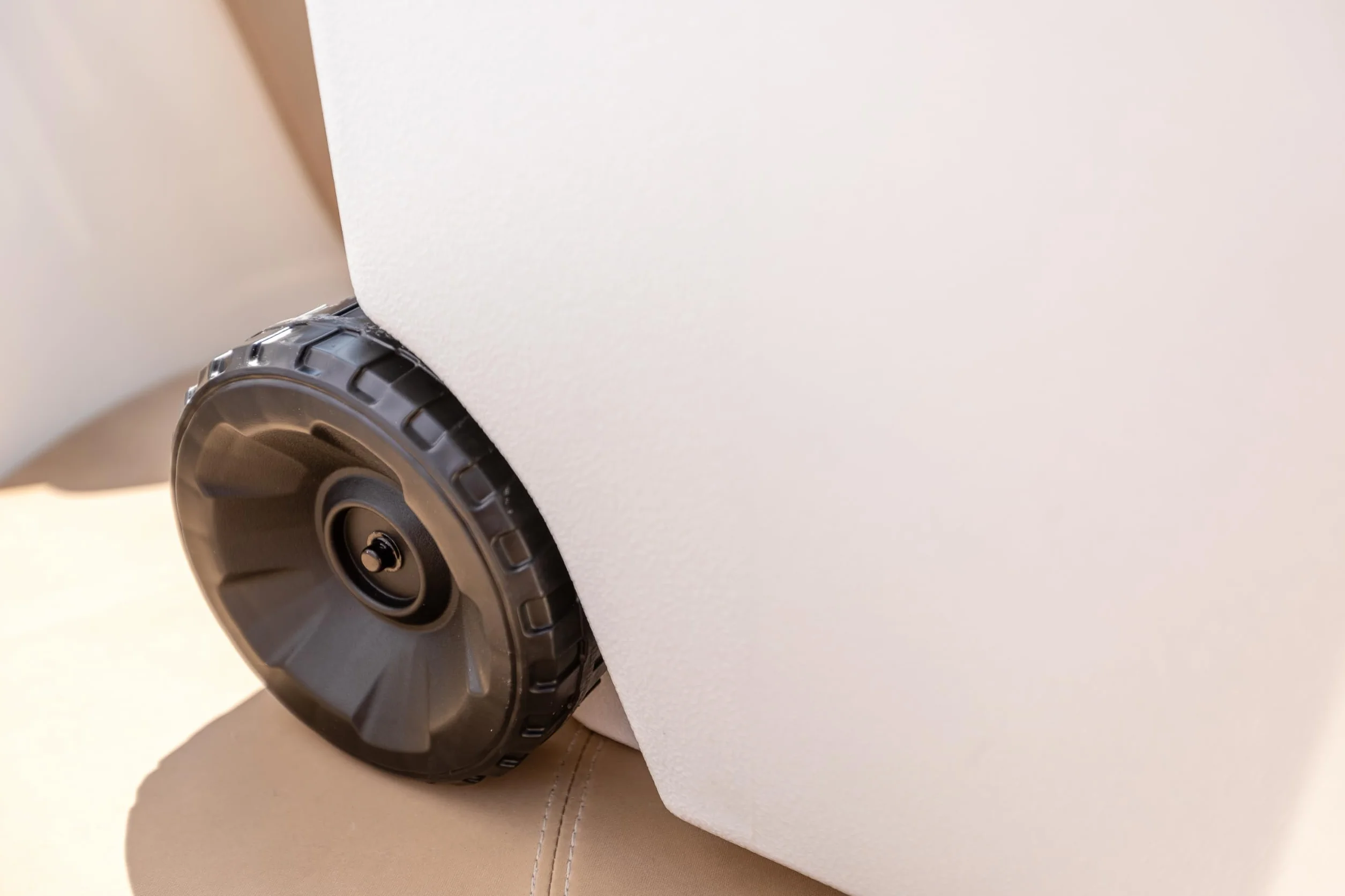Coleman Nevera con Ruedas Marine Xtreme 50QT | 47L Caja de Hielo de Alto Rendimiento | Aislamiento Completo de Espuma de PU | se Mantiene Fresco Durante 4 días | termica portátil con protección UV