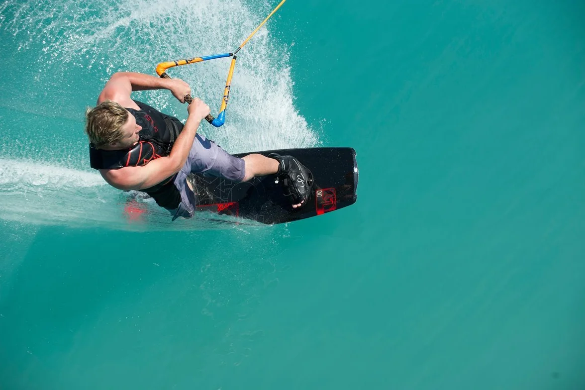 BRUNELLI Coasto Diamond Juego de wakeboard 138 cm tabla fijación verde