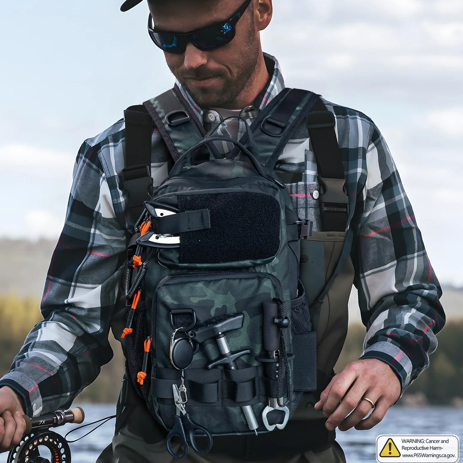 THKFISH Mochila de pesca con soporte para caña, kit de herramientas de pesca, bolsa resistente al agua con kit de señuelos de pesca, caja de aparejos de pesca y juego de alicates para hombres y