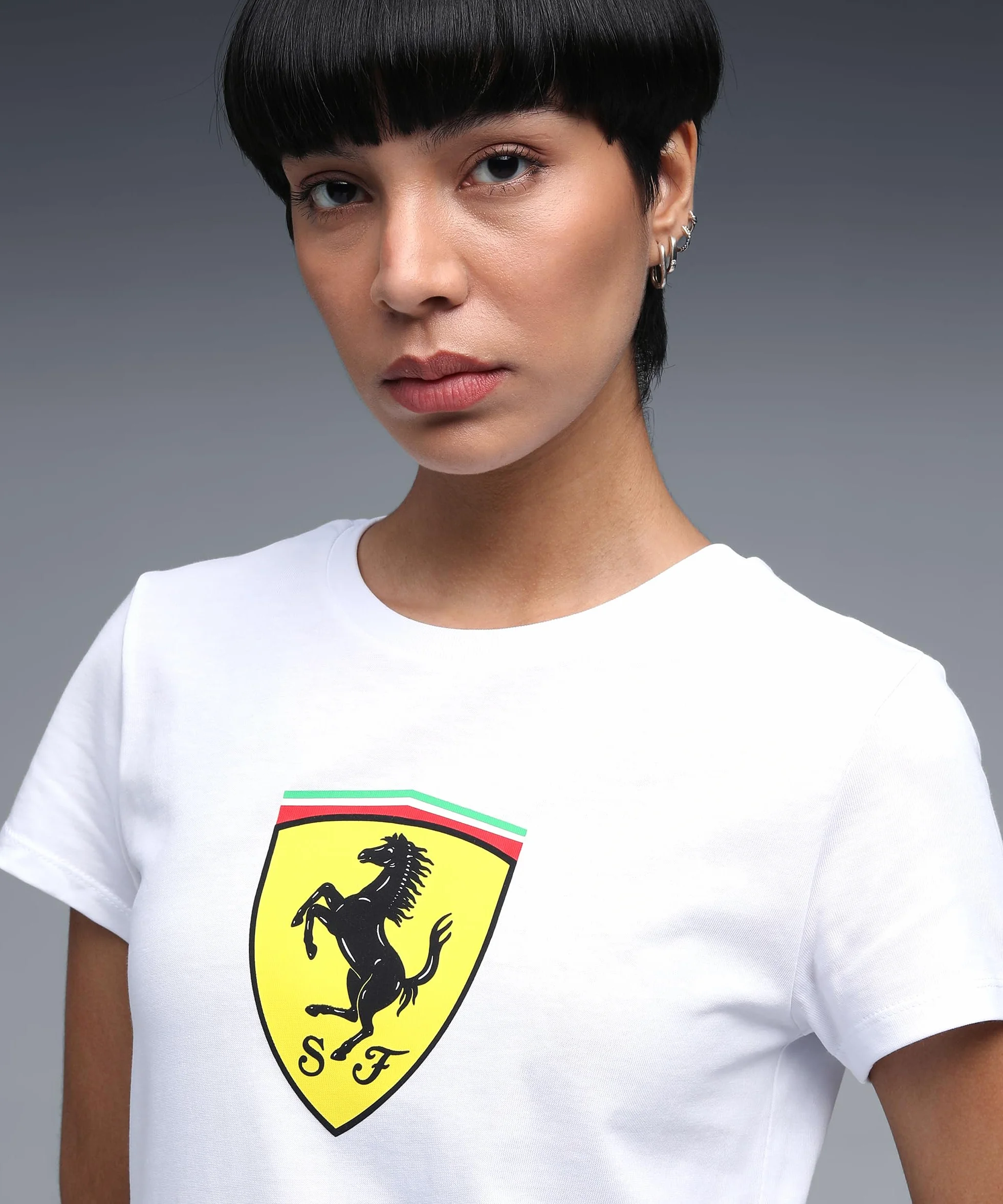 PUMA Scuderia Ferrari F1 Camiseta para Mujer con Gran Logo del Escudo Scudetto
