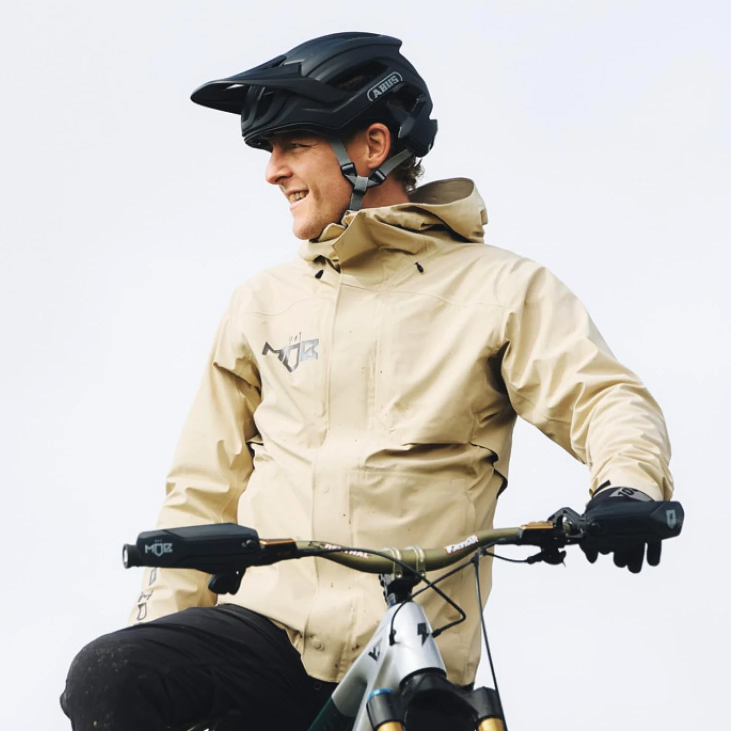 ABUS Cliffhanger MIPS Casco MTB Bicicleta de Montaña, Muted Black, L | Casco MTB con protección Mips, Singletrail y Enduro, cierre magnético, visera ajustable en altura