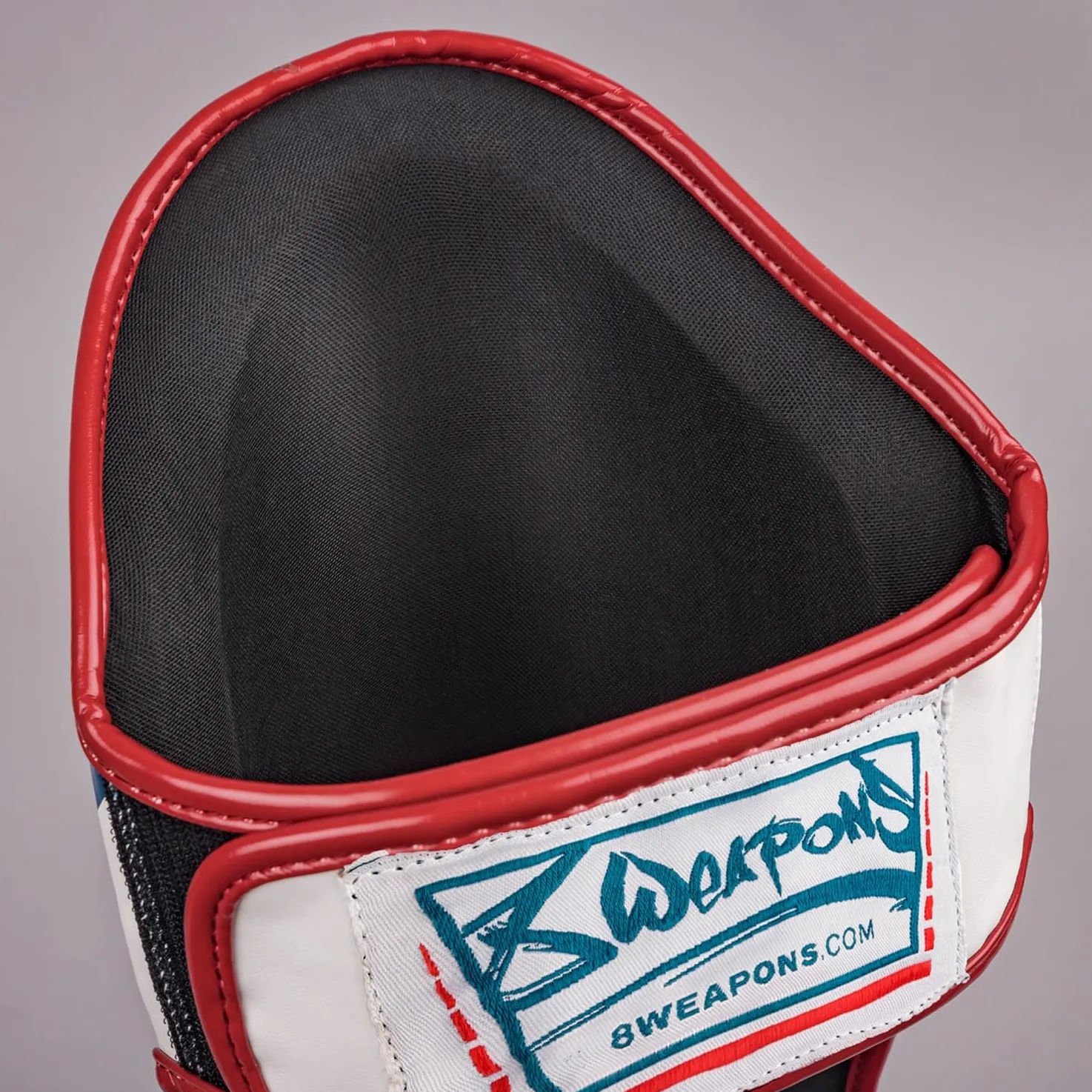8 WEAPONS Espinilleras Shift, blanco y rojo marino, entrenamiento y competición, piel sintética de alta calidad y amortiguación perfecta, Muay Thai, K1, MMA, karate y kickboxing