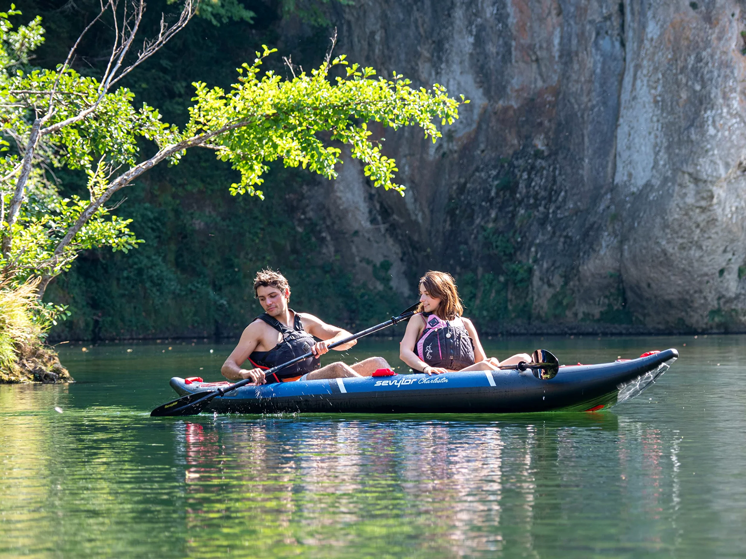 Sevylor Kayak Inflable Charleston para 2 Personas, Base de Punto de Gota de Alta presión, Canoa Resistente de PVC Reforzado, Incluye Paquete seco, manómetro y Aleta extraíble, soporta hasta 196 kg
