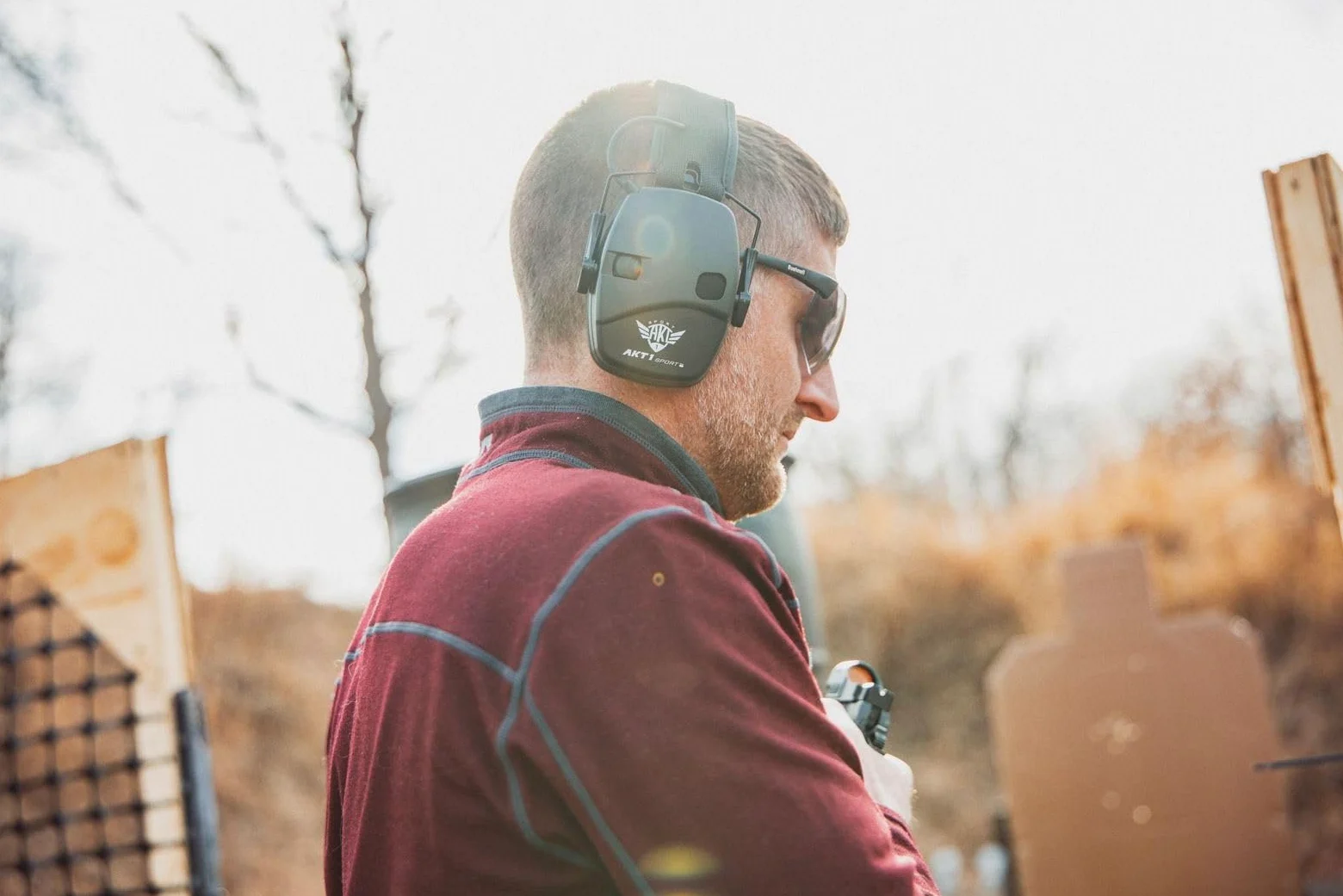 Cadre - Orejera de seguridad delgada de amplificación de sonido electrónica de perfil bajo, para campo de tiro, pistola, rifle, corte, construcción, talleres de trabajo, NRR 22dB