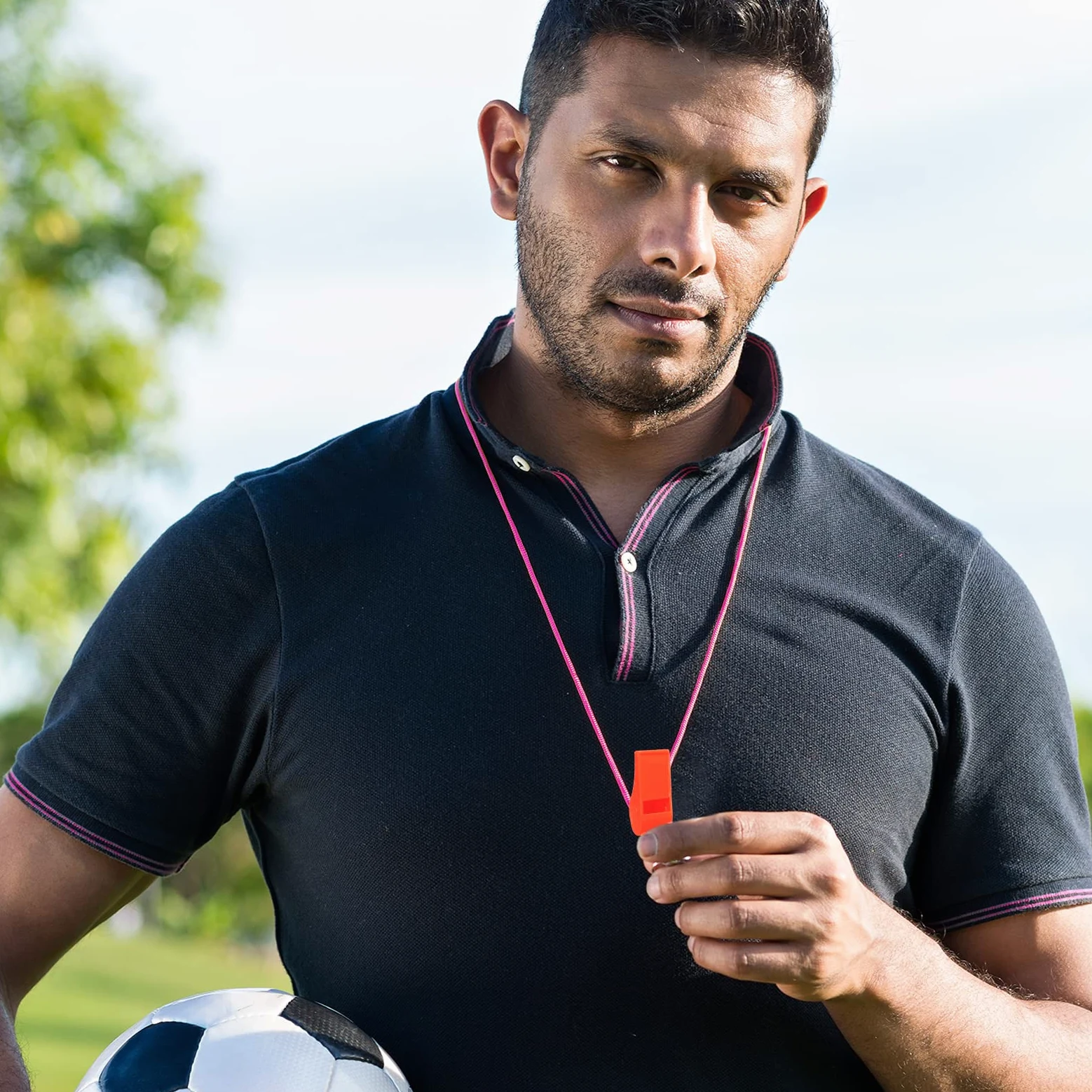 Zuazaor 400 silbatos de emergencia de plástico con cordones, silbatos de árbitro en caja, silbatos deportivos fuertes a granel para entrenamiento, deportes al aire libre, camping, senderismo, canotaje