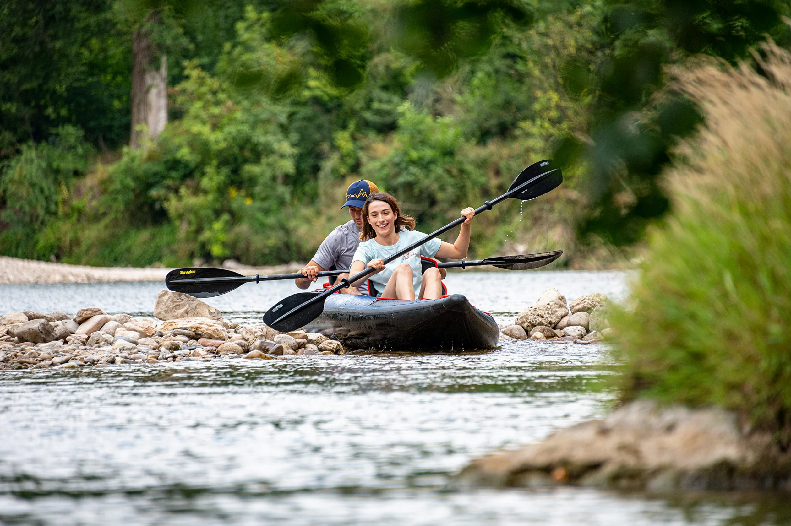 Sevylor Kayak Inflable Charleston para 2 Personas, Base de Punto de Gota de Alta presión, Canoa Resistente de PVC Reforzado, Incluye Paquete seco, manómetro y Aleta extraíble, soporta hasta 196 kg