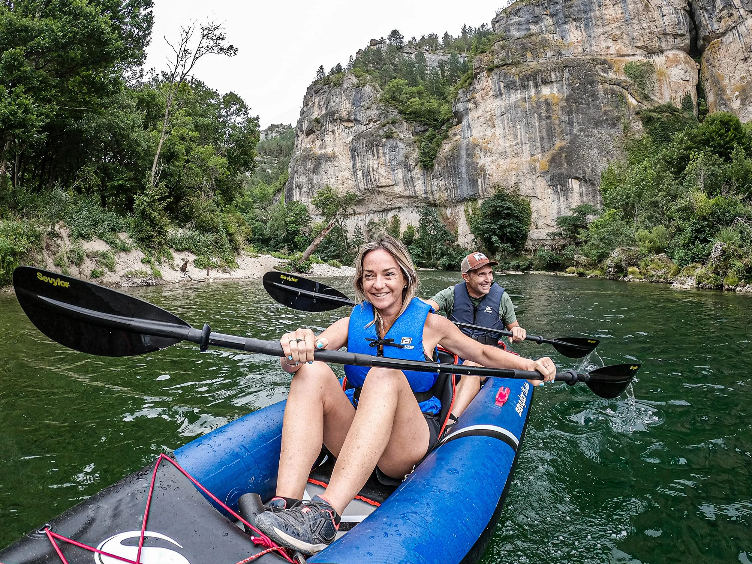 Sevylor Kayak Inflable Charleston para 2 Personas, Base de Punto de Gota de Alta presión, Canoa Resistente de PVC Reforzado, Incluye Paquete seco, manómetro y Aleta extraíble, soporta hasta 196 kg