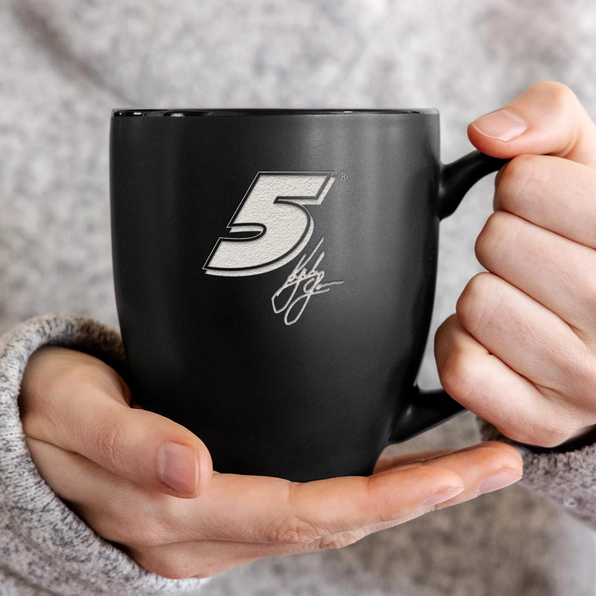 Rico Industries NASCAR Racing Kyle Larson - Taza de cerámica negra mate grabada con láser, para bebidas frías o calientes