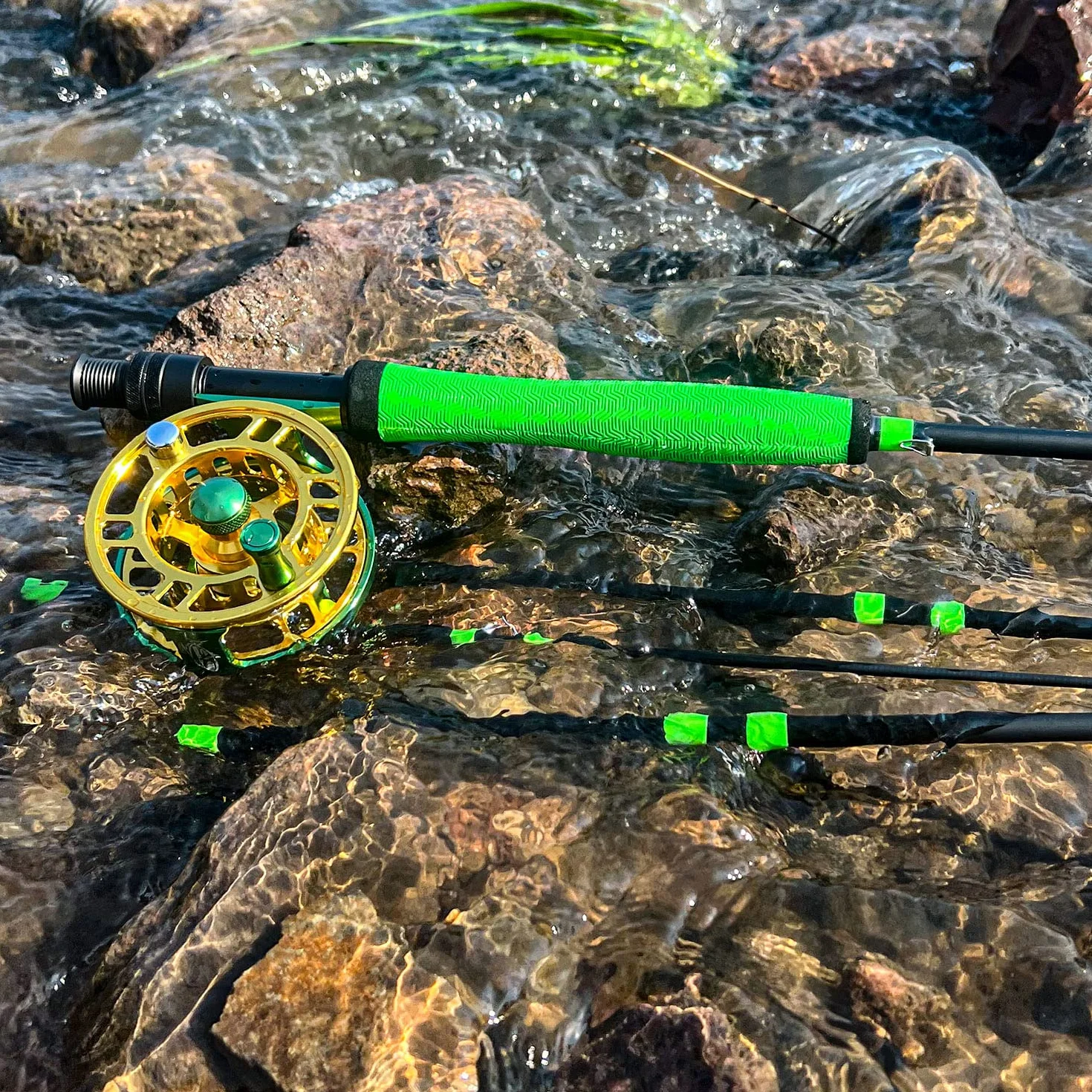 Sougayilang Kit de iniciación de Pesca con Mosca estándar, caña de Pescar de 9 pies de Peso de 5/6 con Mango de superpolímero, Accesorios, Funda de Transporte, Caja de Moscas y Moscas de Pesca