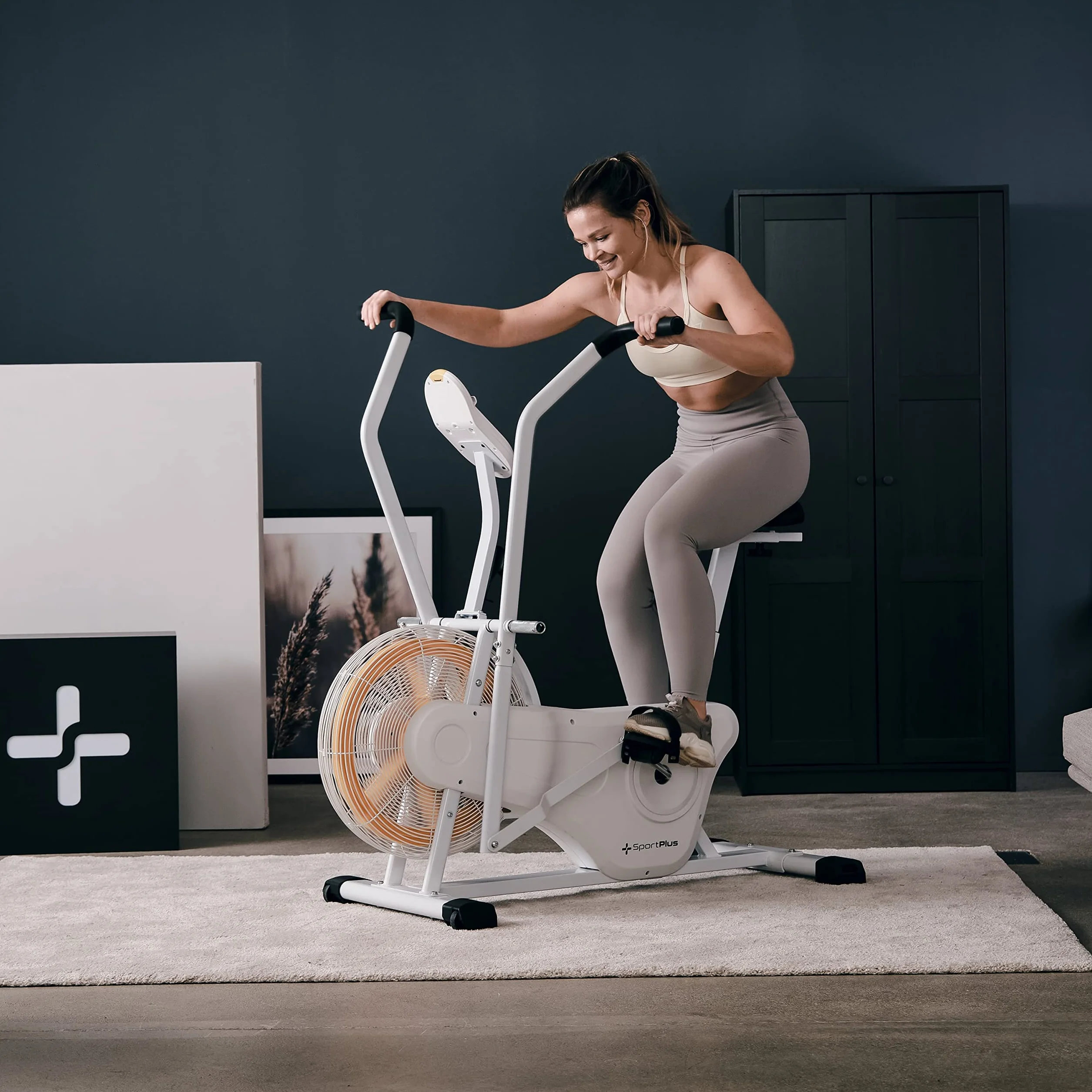 SportPlus | Professional Air Bike con resistencia de aire, opcionalmente con compatibilidad con app, bicicleta estática para HIIT, ordenador de entrenamiento inteligente, cargable hasta 135 kg.