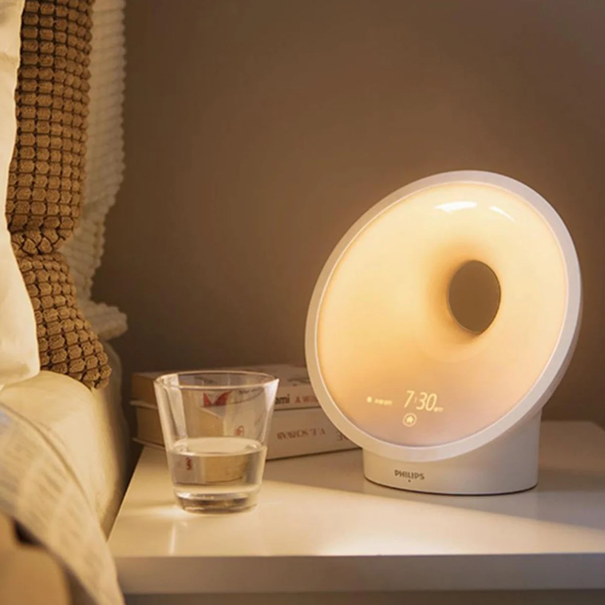 Philips HF3651/01 Wake-up Light luz natural, radio FM, cargador móvil, plástico blanco 12x19x19 cm