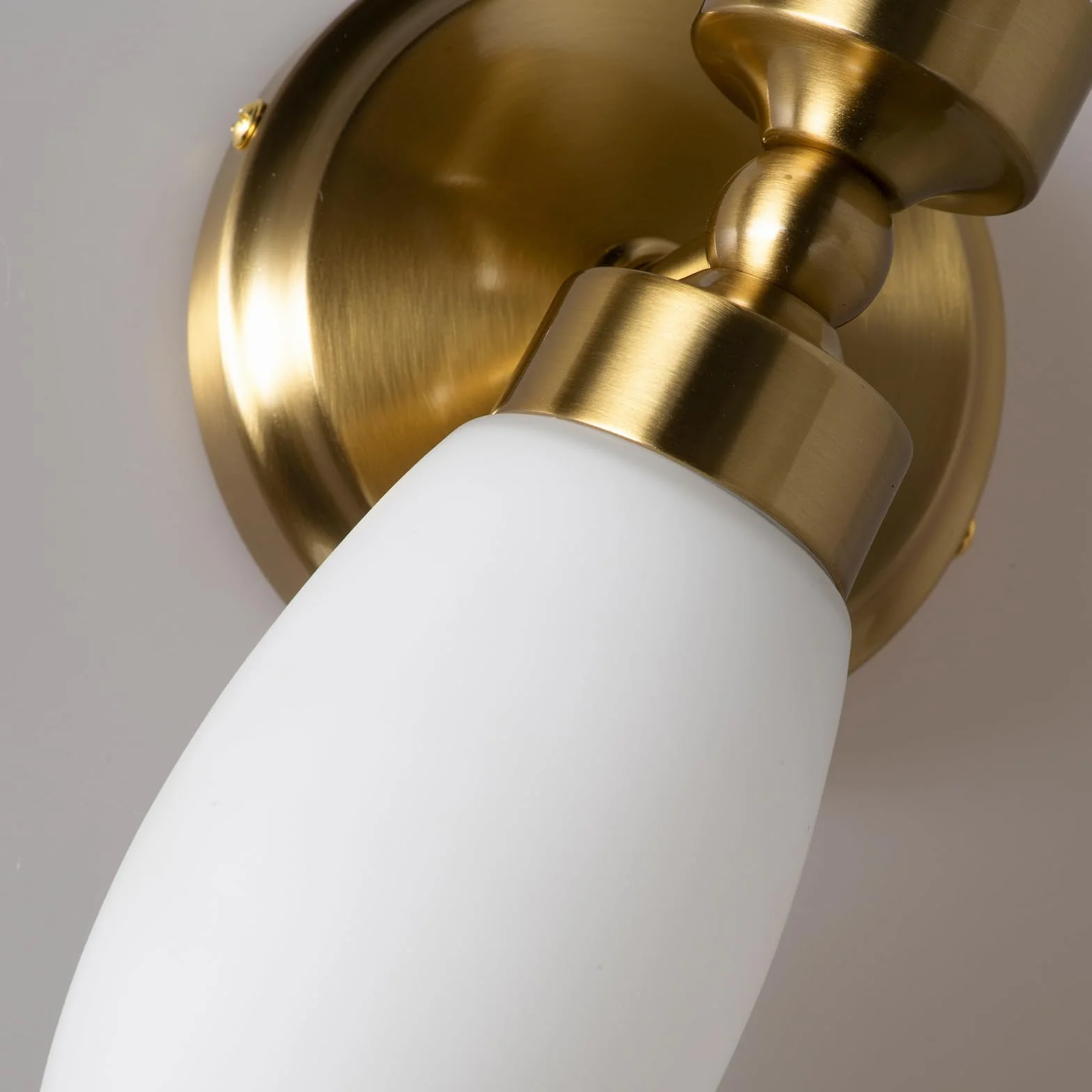 Alpinaluz Aplique de Pared para Baño dos focos E14 Cristal Opal Blanco Metal Dorado IP44