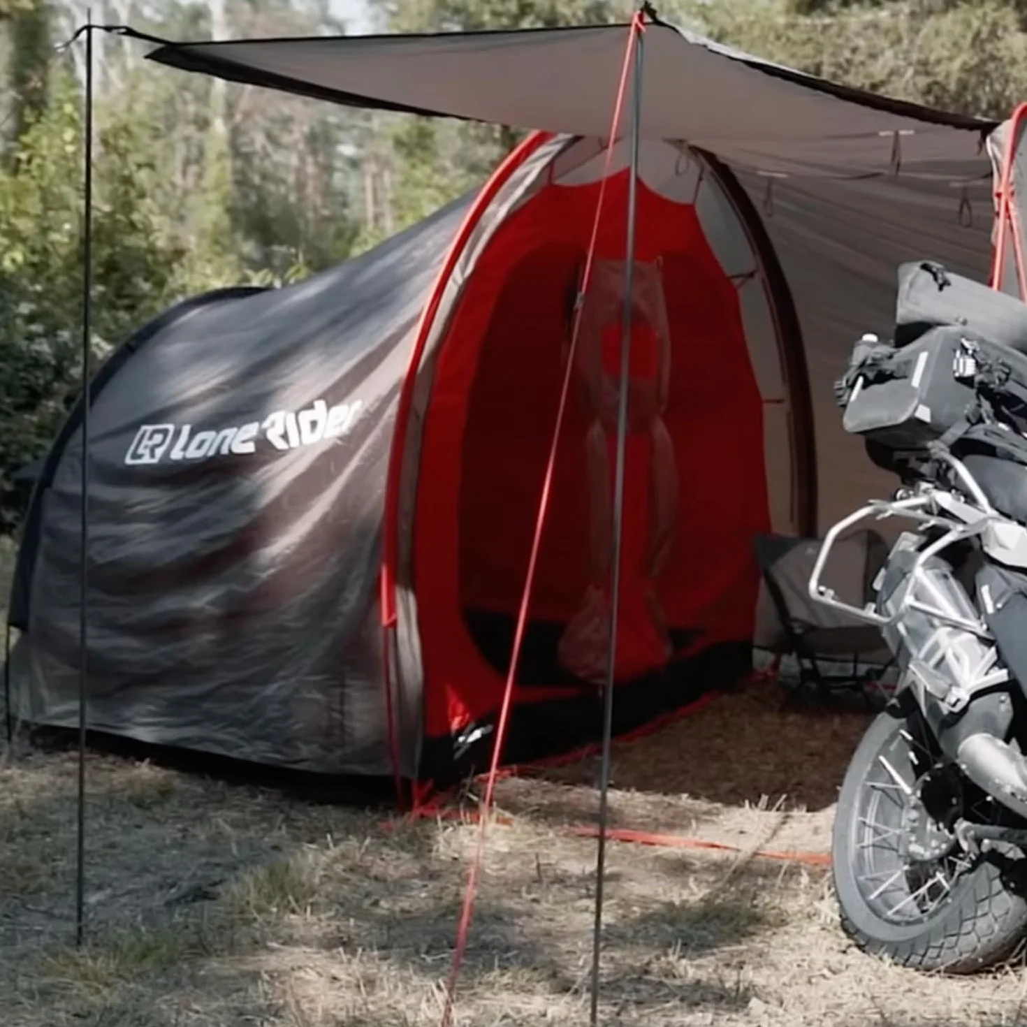 MotoTent - Tienda de campaña para motocicleta, refugio de túnel para 2 personas con garaje para bicicletas, cúpula ultraligera de fácil instalación para turismo y senderismo, incluye bolsa de