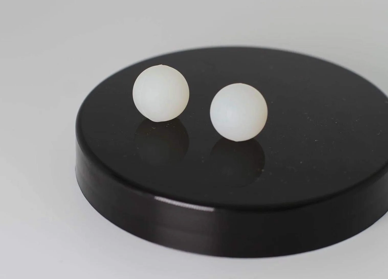 SSR 100 Night Vision Silicon Rubber Balls 68 Cal Green Fluorescence Paintballs Shining at Dark