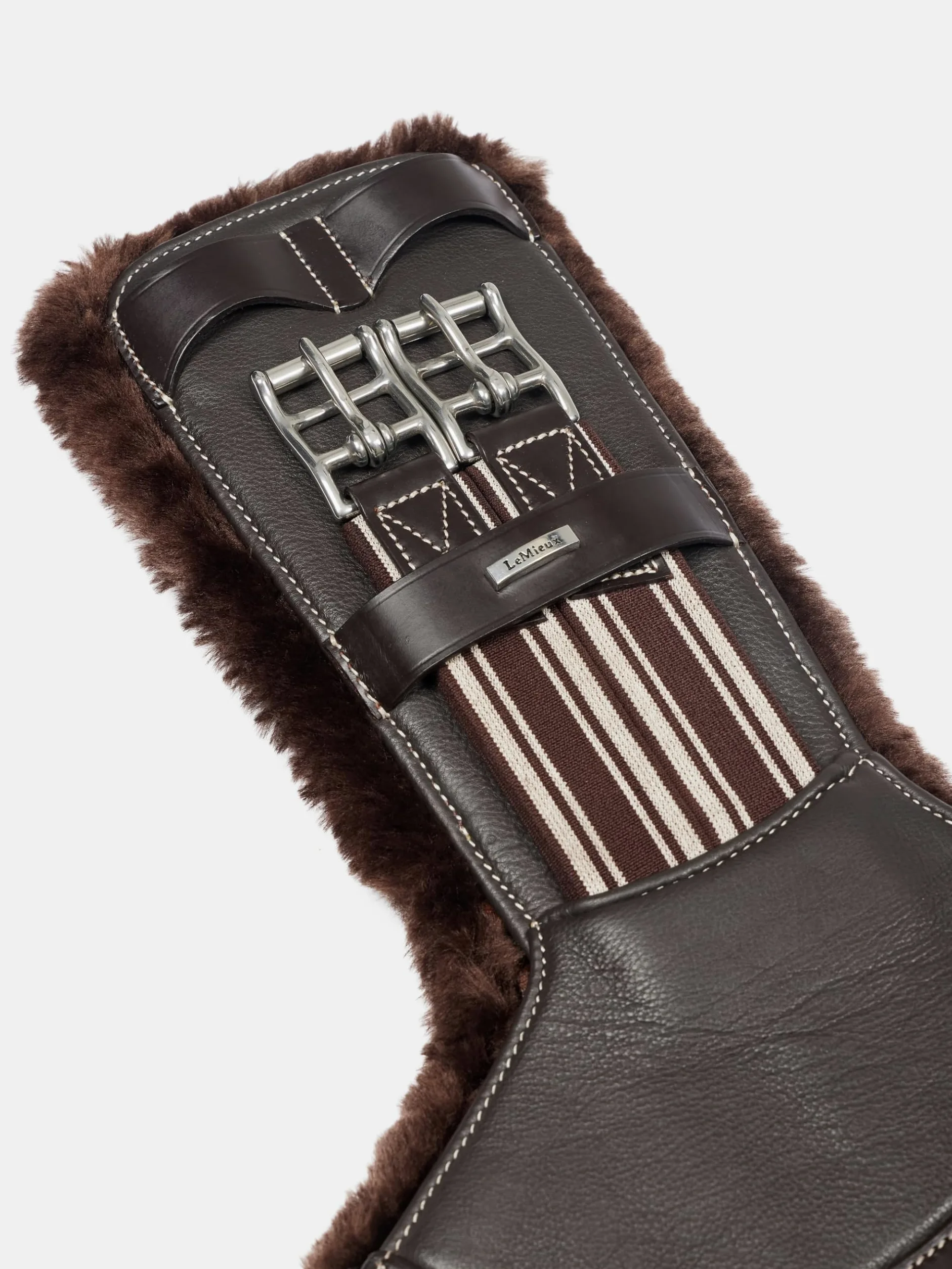 LeMieux Arika Simuwool Contorneado Corto Perno Contorneado - Forma anatómica - Cuero suave y flexible - Clip de mosquetón central - Forro de Simuwool desmontable
