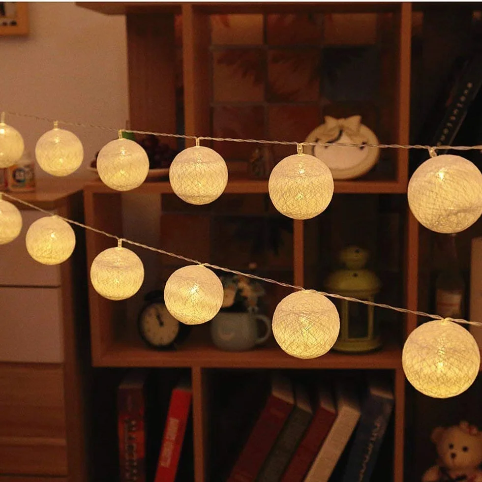 Guirnalda de luces LED Elinkume 20 bolas de algodón 3,3 m pilas luz blanca cálida