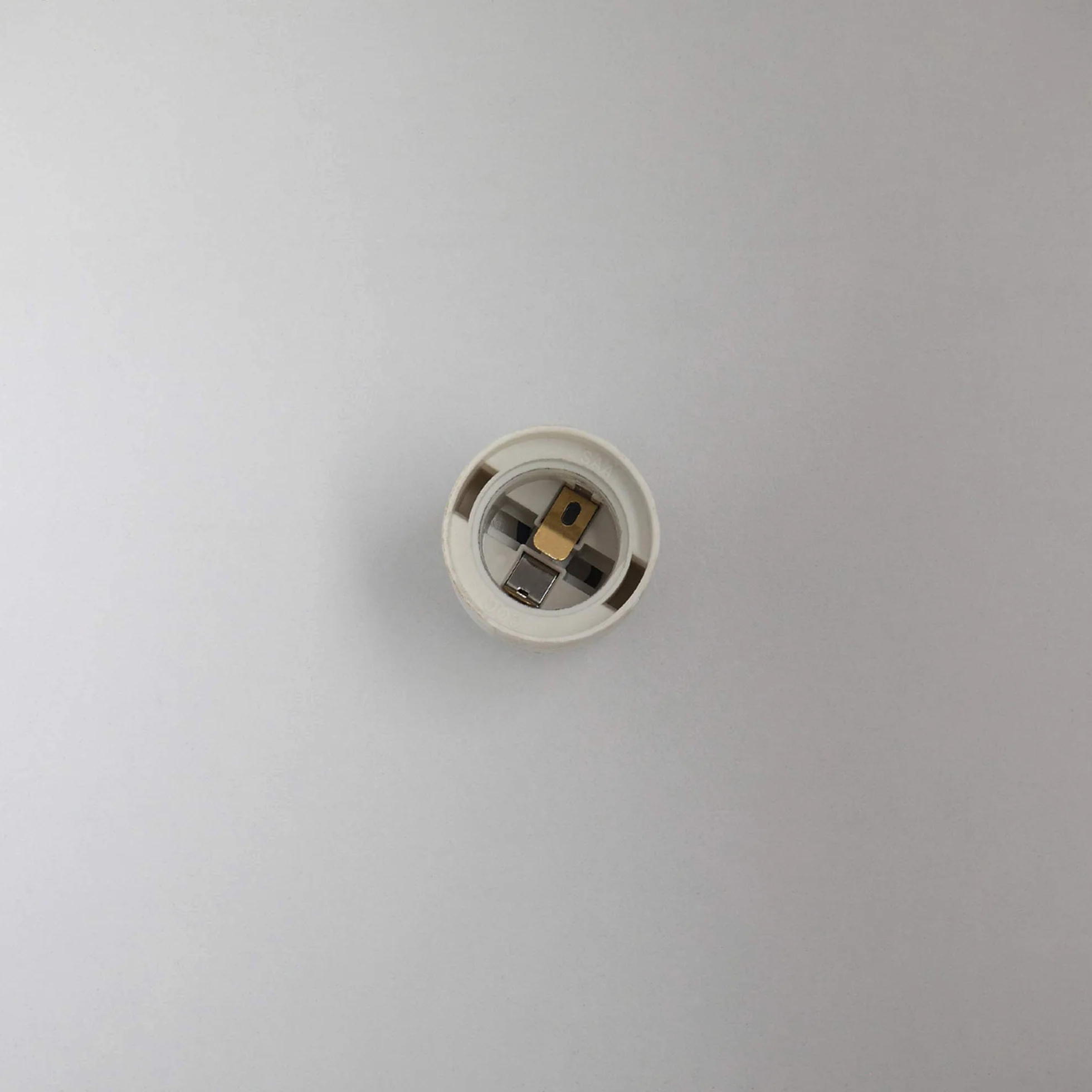 HOMCOM Lámpara de Pie con Estantes de Almacenaje, Madera Moderna, Bombilla E27, Blanco