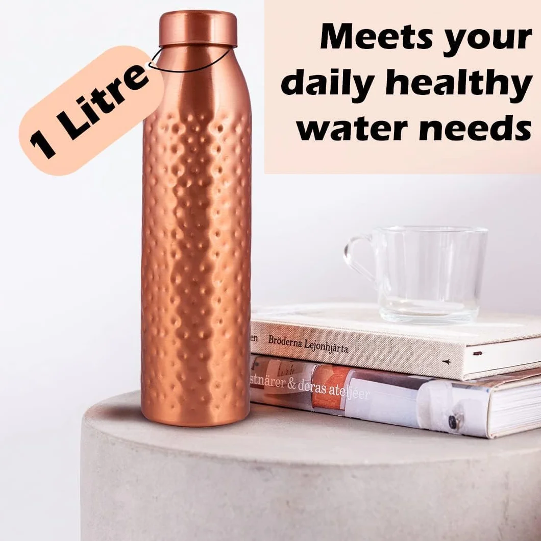 NORMAN JR Botella de agua de cobre de 1L–Caja de regalo (1 unidad),acabado martillado–Un recipiente ayurvédico de cobre puro–Te ayuda a beber más agua,ofreciendo numerosos beneficios para la salud.