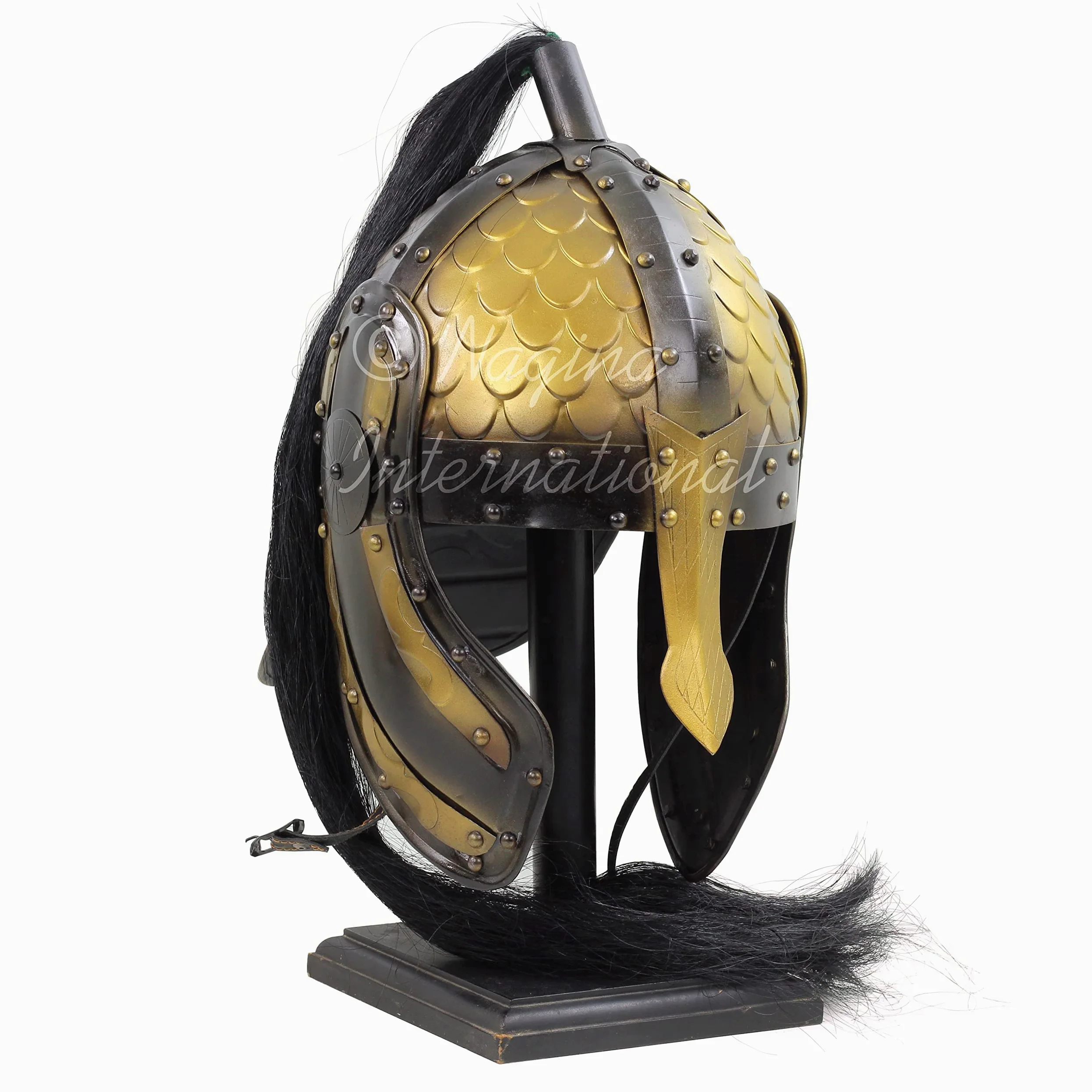 Casco nasal medieval | Superficie en relieve con aletas con acabado negro antiguo y bronce y correas de barbilla. Pelo negro y base de soporte de madera