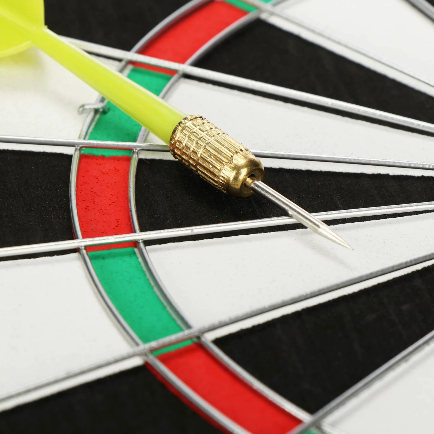COM-FOUR® Juego de Dardos Clásico con Dardos de Acero en 2 Colores