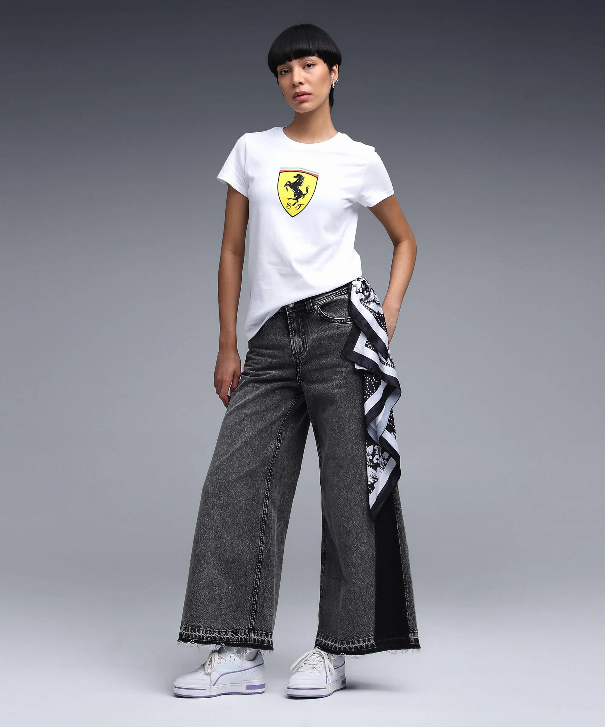 PUMA Scuderia Ferrari F1 Camiseta para Mujer con Gran Logo del Escudo Scudetto