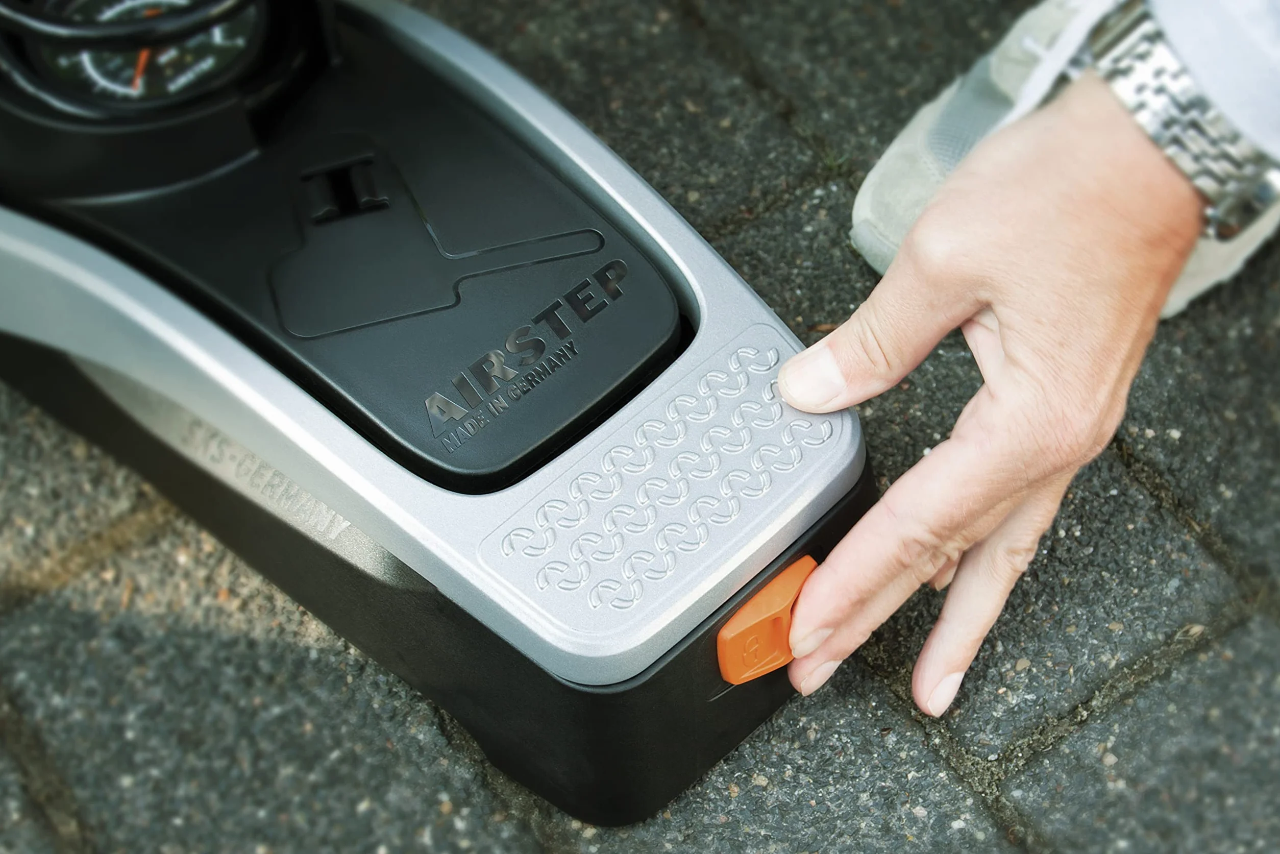 SKS Germany Airstep/Airstep Digi Fußpumpe mit integriertem Spiralschlauch (Luftpumpe für Alle Ventilarten, rückenschonendes Pumpen, MAX. Druck: 7 Bar / 102 PSI)