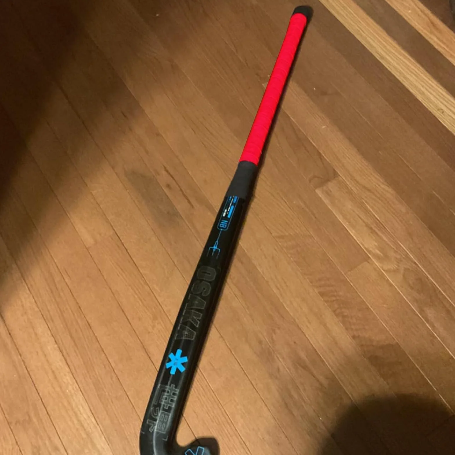 2 Rollos Cinta de Hockey Autoadhesivas Raqueta Cinta 2,5 cm x 25 m Cinta Hockey Antideslizante para Mango, Cinta de Tela para Hockey para Palo de Hockey Tenis Golf (Negro,Rojo)