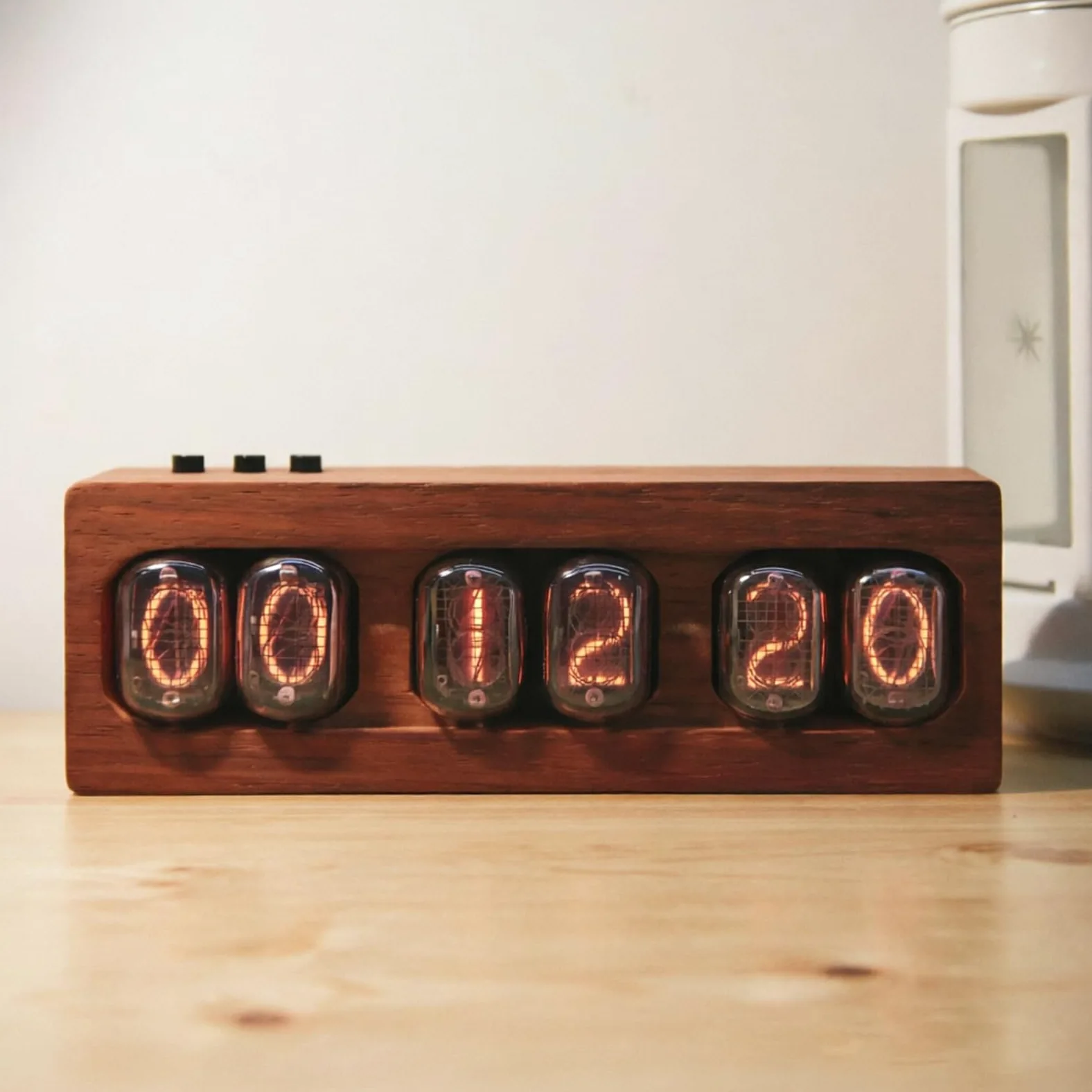 IN-12 Nixie - Reloj digital vintage de madera con memoria de apagado | Adornos de escritorio, interfaz tipo C, un regalo retro para decorar tu escritorio y dormitorio
