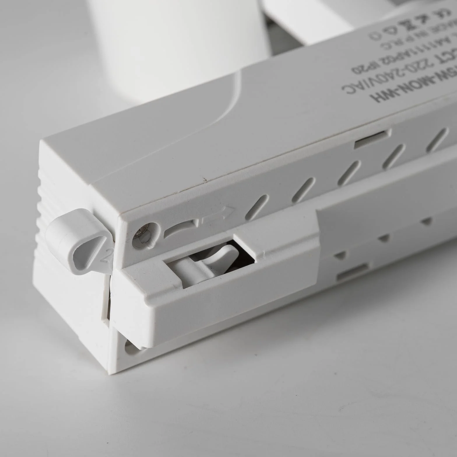 Alpinaluz Foco LED Carril Monofásico 15W 1500lm CCT Seleccionable 2700K-4000K-6000K Orientable Blanco Mate 40°