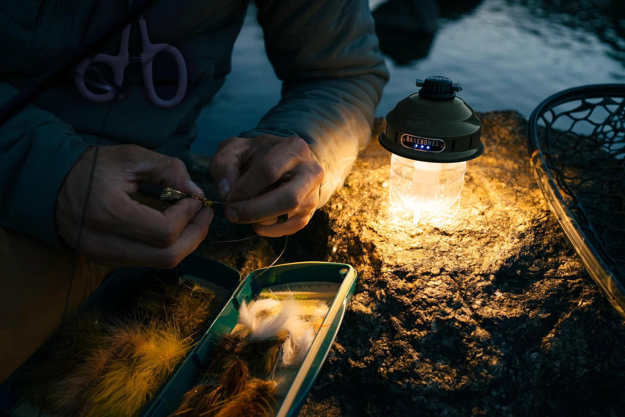 Barebones Luz colgante Beacon – Linterna de camping recargable con luz LED USB – Linterna colgante para aventuras al aire libre (verde oliva)