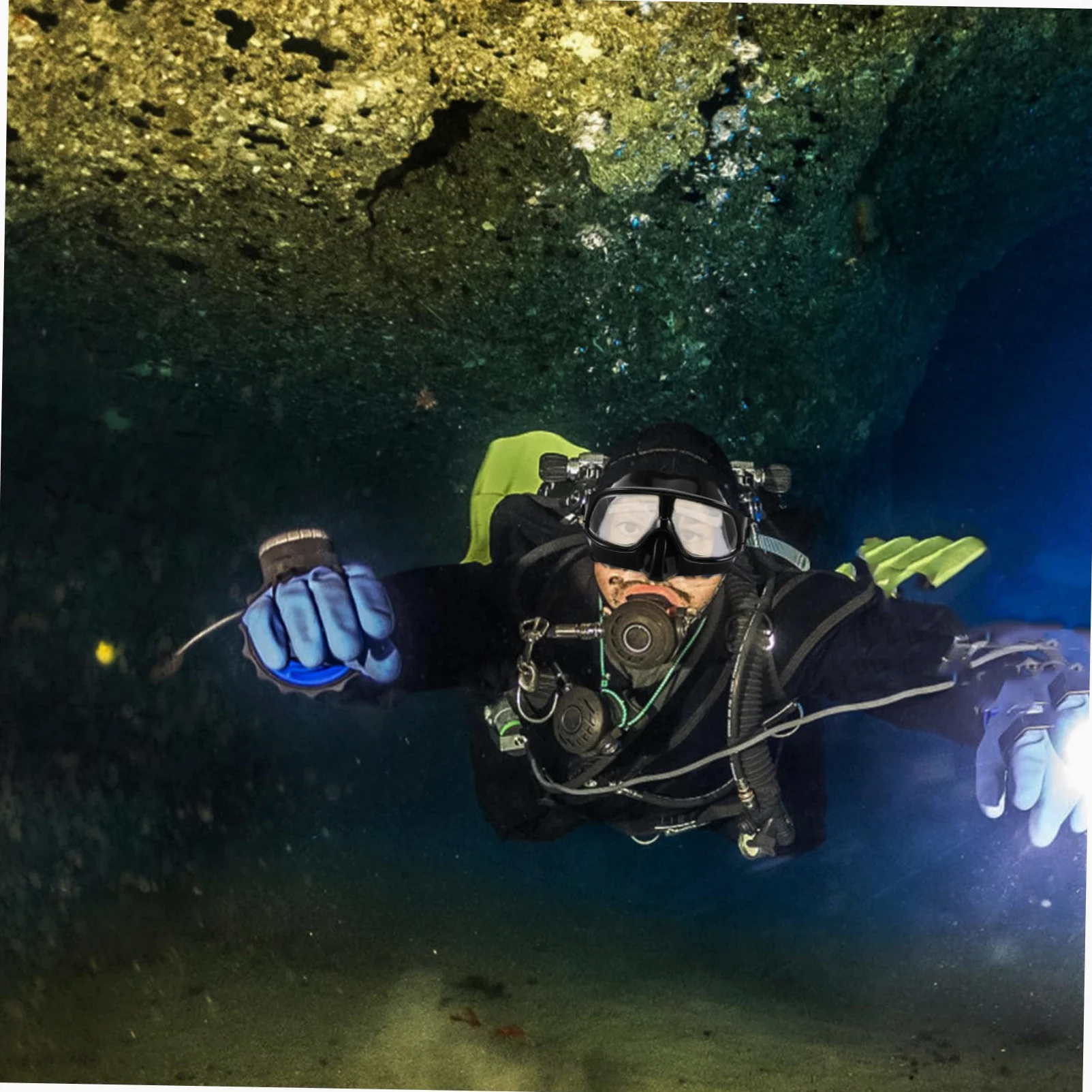 Máscara de Snorkel de Gran Visión Volumen para Adultos | Silicona Negra, Uso en Piscina y Snorkel, Diseño con Cubierta Nasal y Ajuste Cómodo