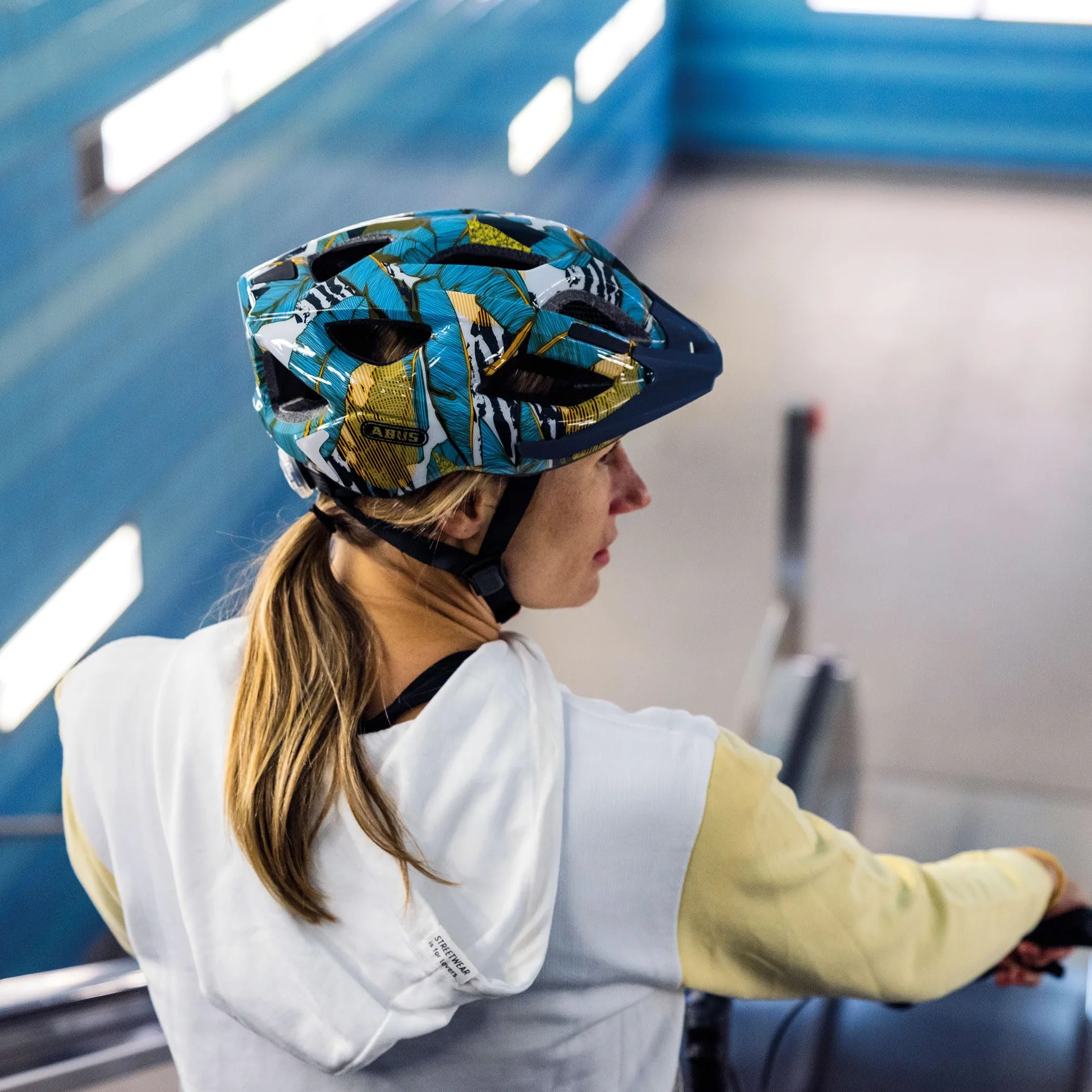 ABUS Casco de Bicicleta Aduro 2.0 con Luz, Negro Mate, Talla L | Casco deportivo urbano, unión In-Mold EPS y policarbonato, buena ventilación, reflectores