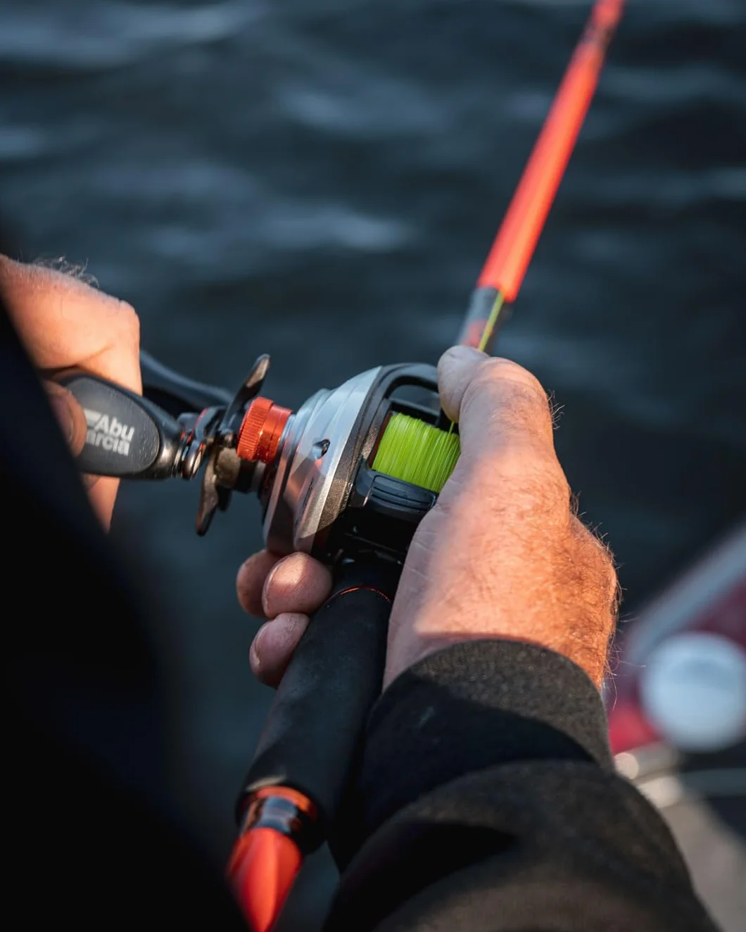 Abu Garcia Svartzonker® X Casting Combo | Set de caña y Carrete para Pesca de Lucio depredador | Caña de acción rápida de Carbono 30T | Equipo de Pesca en Agua Dulce y con señuelos | LP, 2,40 m