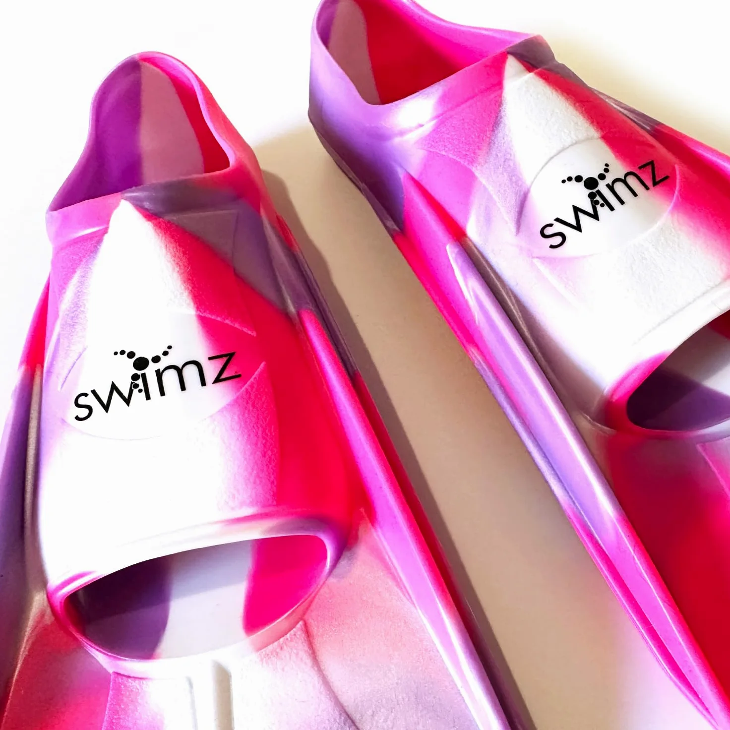 Swimz Aletas de entrenamiento de natación de silicona de hoja corta - rosa/blanco/morado