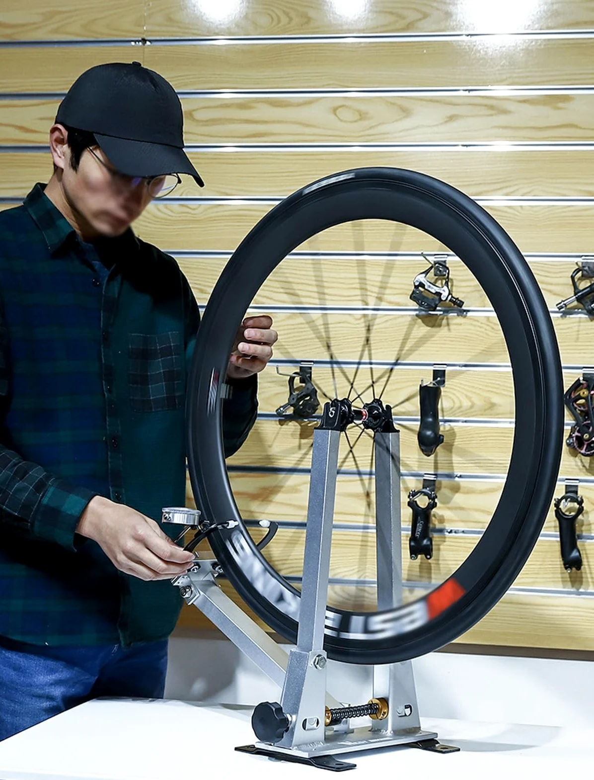 Genérico Soporte de centrado de Ruedas de Bicicleta, Soporte de reparación de Bicicletas Ajustable de Aluminio, Mantenimiento Profesional de Ruedas de Bicicleta de 16 a 29 Pulgadas y 700C