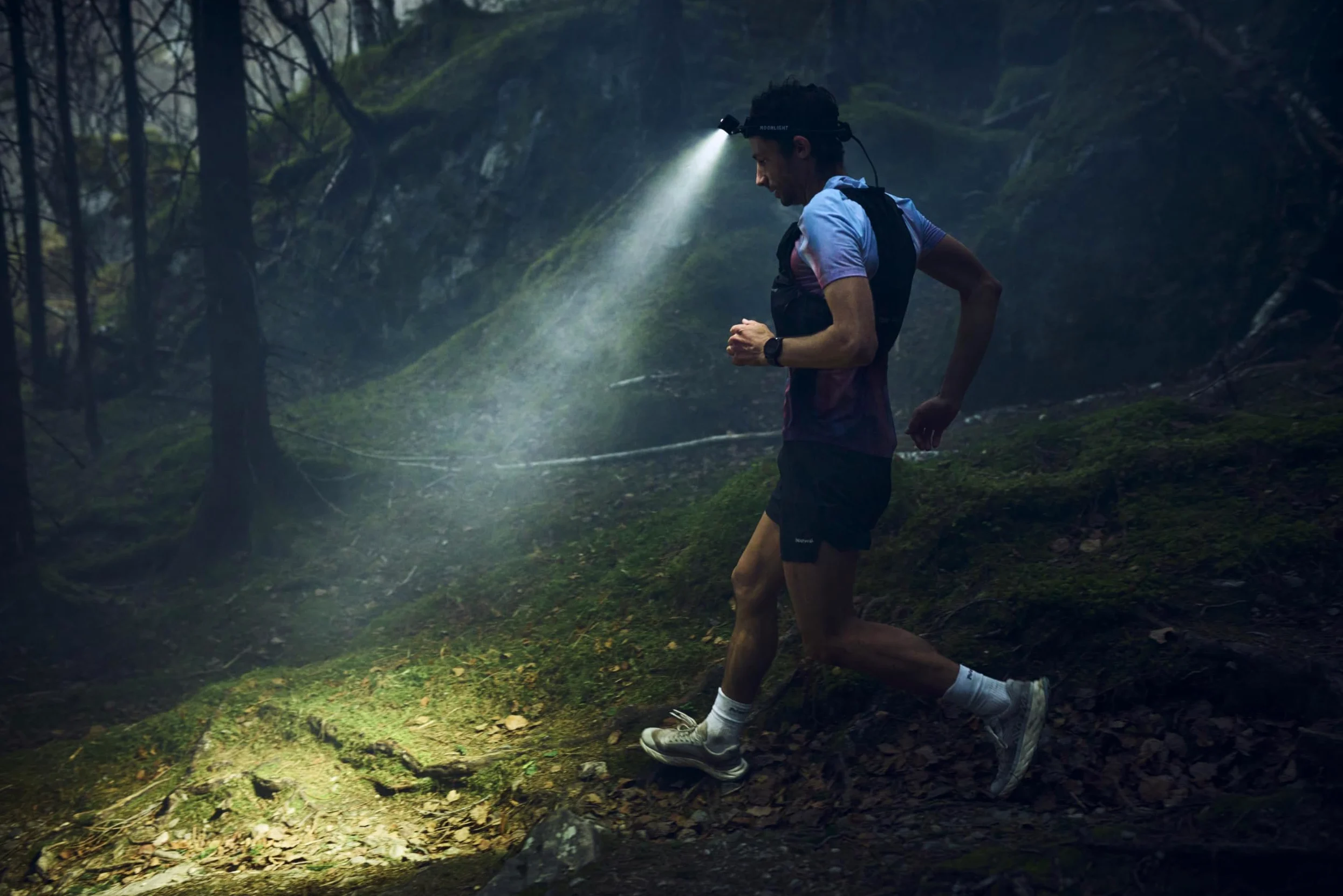 Moonlight - Linterna frontal LED (800 lúmenes, hasta 40 horas de autonomía, incluye batería recargable, Bright As Day 800, para trail running, senderismo, exterior, deporte y trabajo)