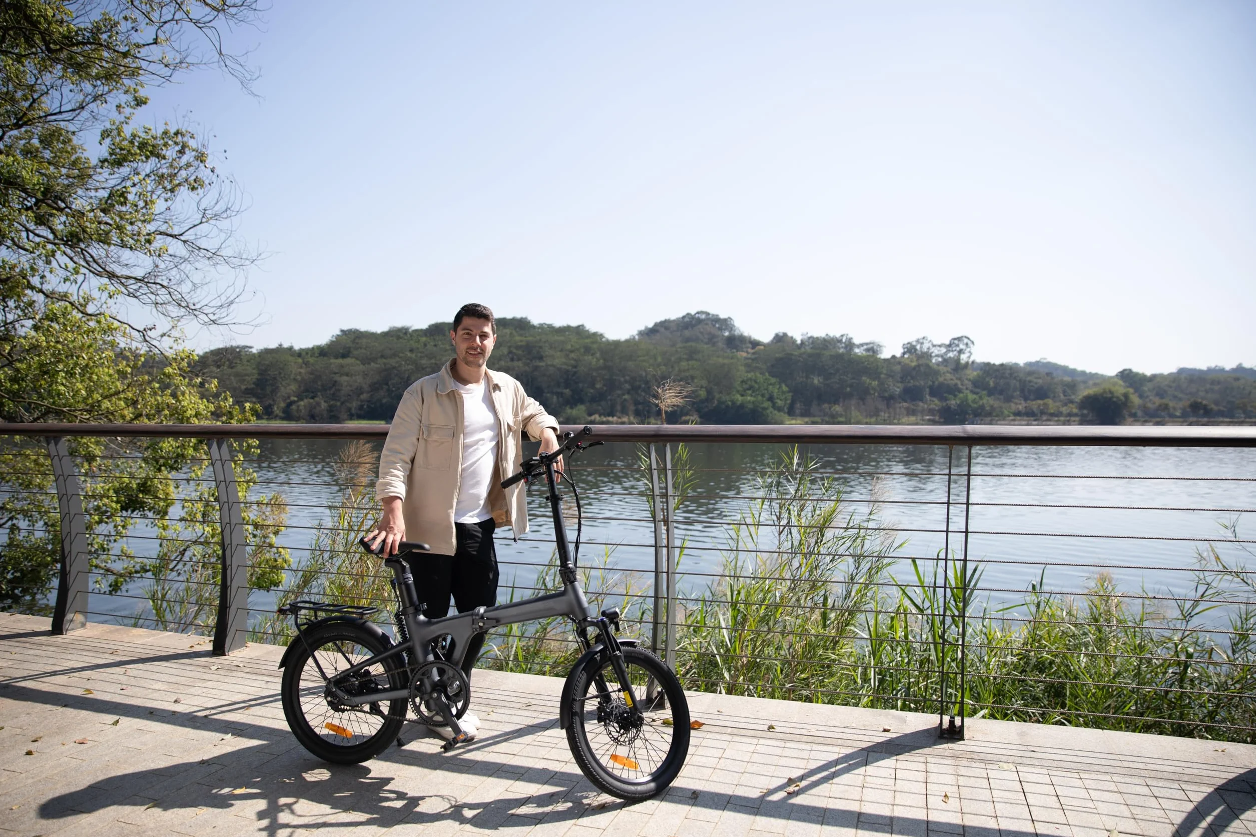 A Dece Oasis Ado Air20S V26 Bicicleta Eléctrica Plegable, E-Bike Ultraligera 20'' con Suspensión, Motor 250W/50Nm, Autonomía 100km, App Ado, Pantalla IPS de 2,4'',Incluye Cesta Delantera
