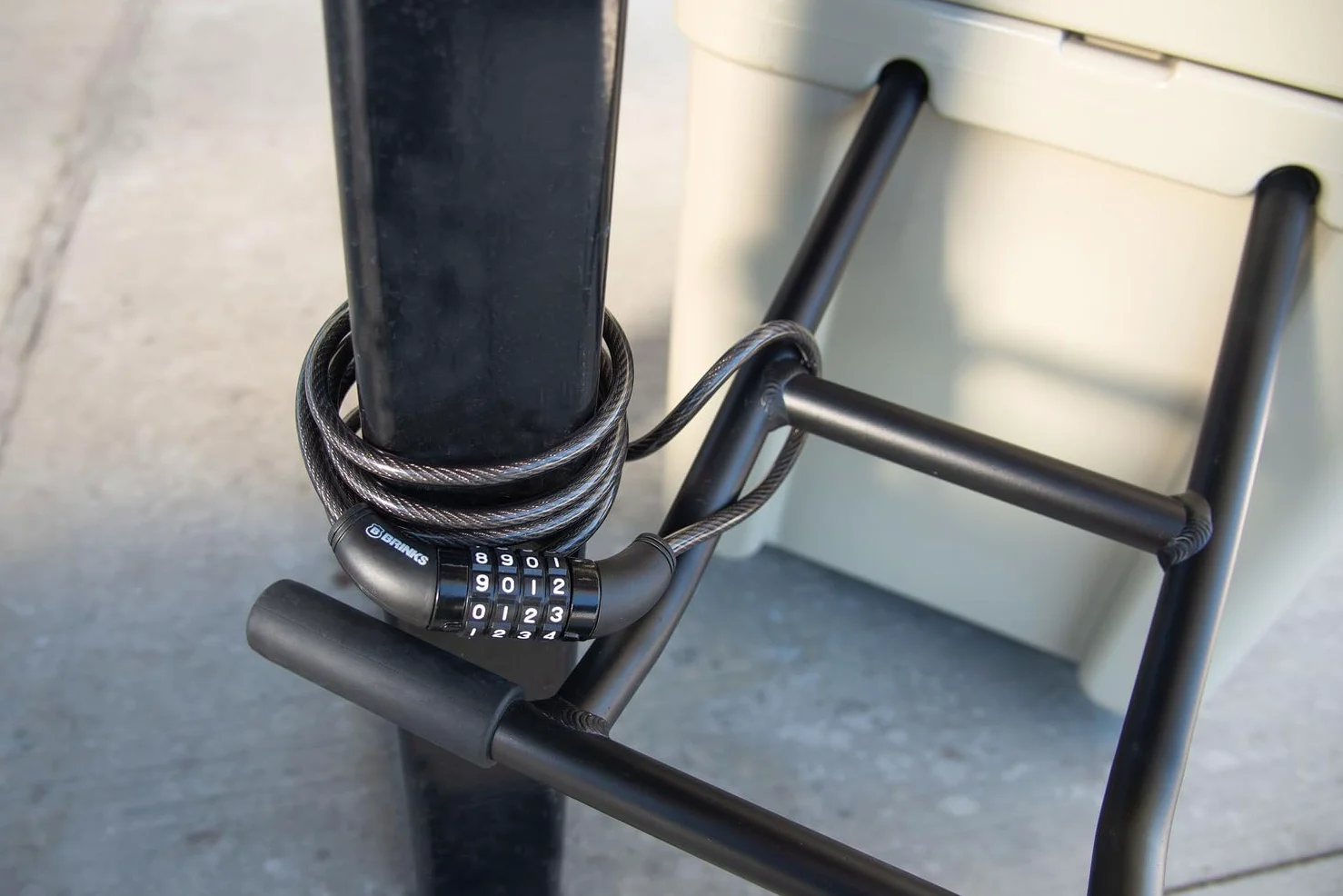 BRINKS Cable de bloqueo de bicicleta para exteriores de 6 pies con combinación de 4 esferas reiniciables, acero flexible autoenrollable, envoltura protectora de vinilo, seguro y duradero, 5/16