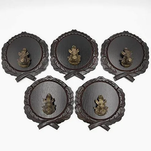 GTK - Juego de 5 placas de cuña talladas oscuras AF 17,5 cm con 5 piezas de cabeza de cuña grande, tabla de cuñas, tabla de especias, cartel para trofeos