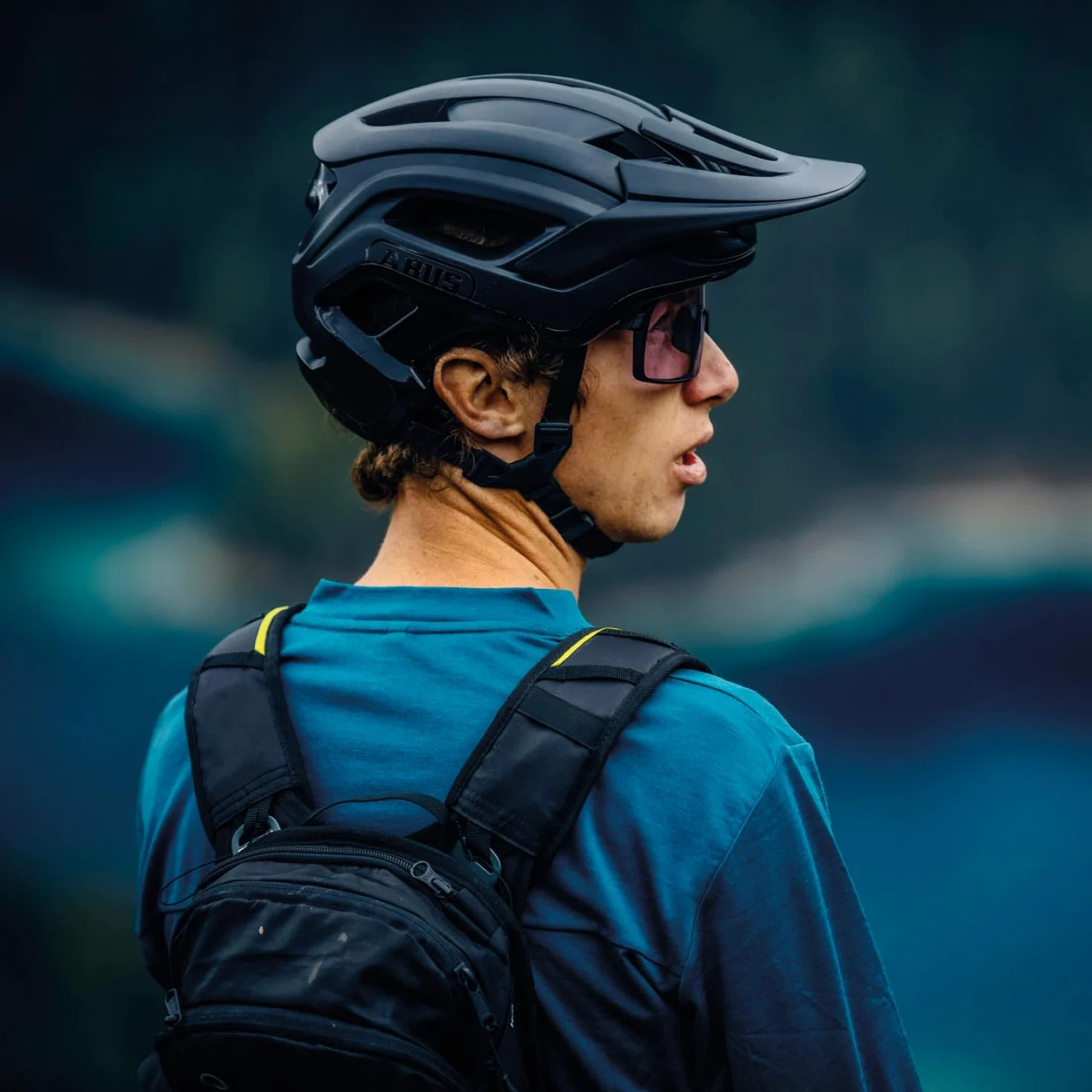 ABUS Cliffhanger MTB Helmet - Bike Helmet for demanding Trails - with Large Ventilation Openings & TriVider Strap System - for Men and Women