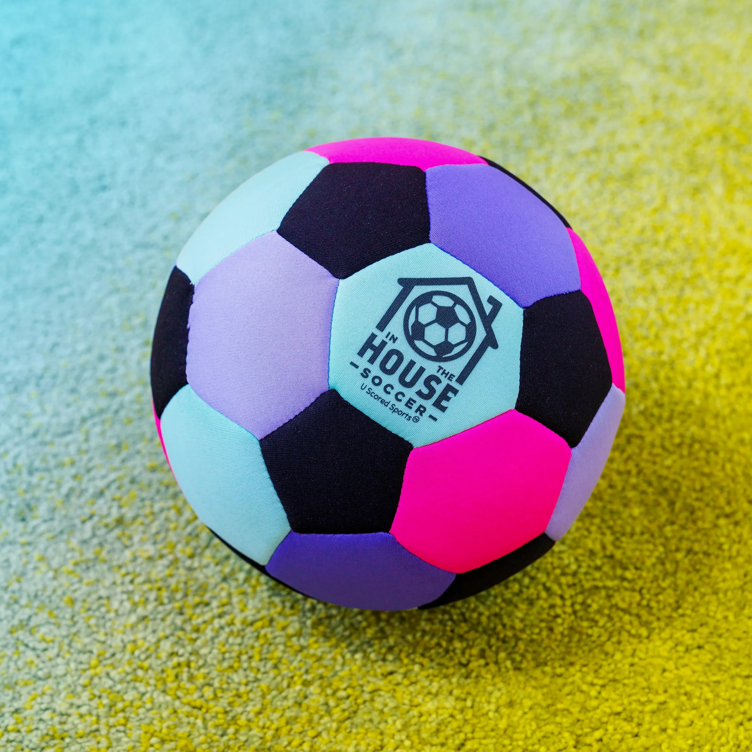 in The House - Balón de fútbol acolchado tamaño 4 para interiores para niñas (a partir de 3 años), niños (a partir de 3 años) y adultos - Lleva la práctica de fútbol a casa - Perfecto
